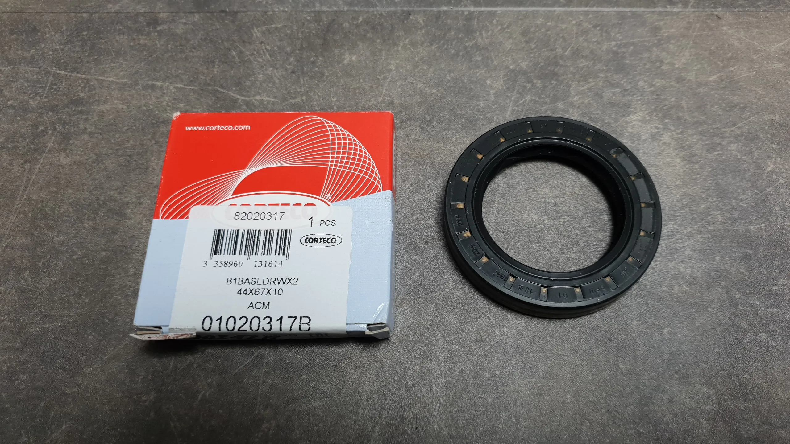 Сальник редуктора боковой (67x44x10)  E36,E34,E32