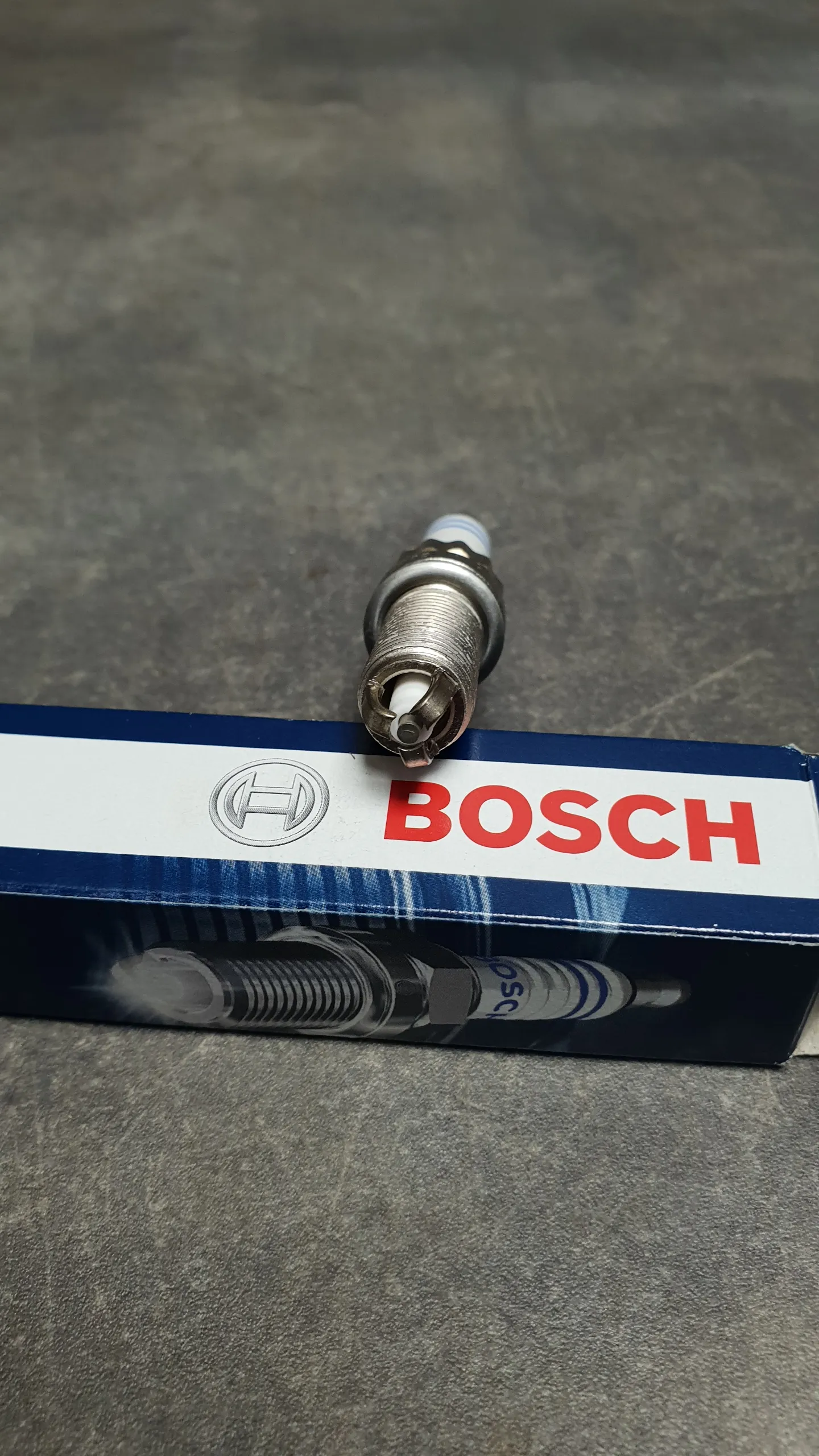 Свеча зажигания N54 [BOSCH ZGR6STE2; 3-контактная]