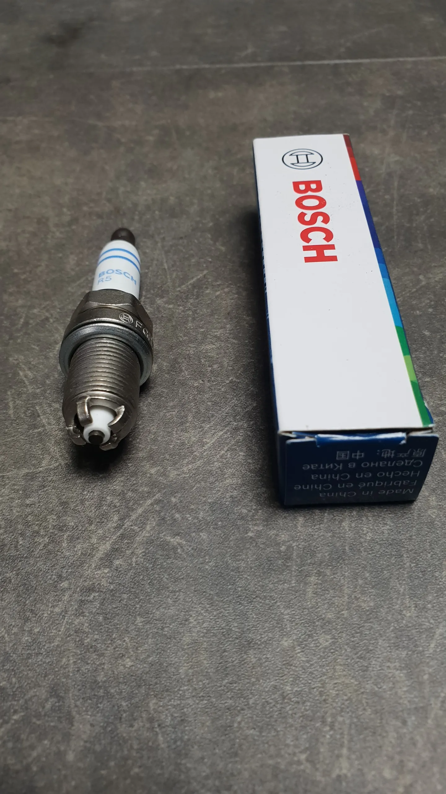 Свеча зажигания N45 [BOSCH FGR7KQE0, 4 контактная]