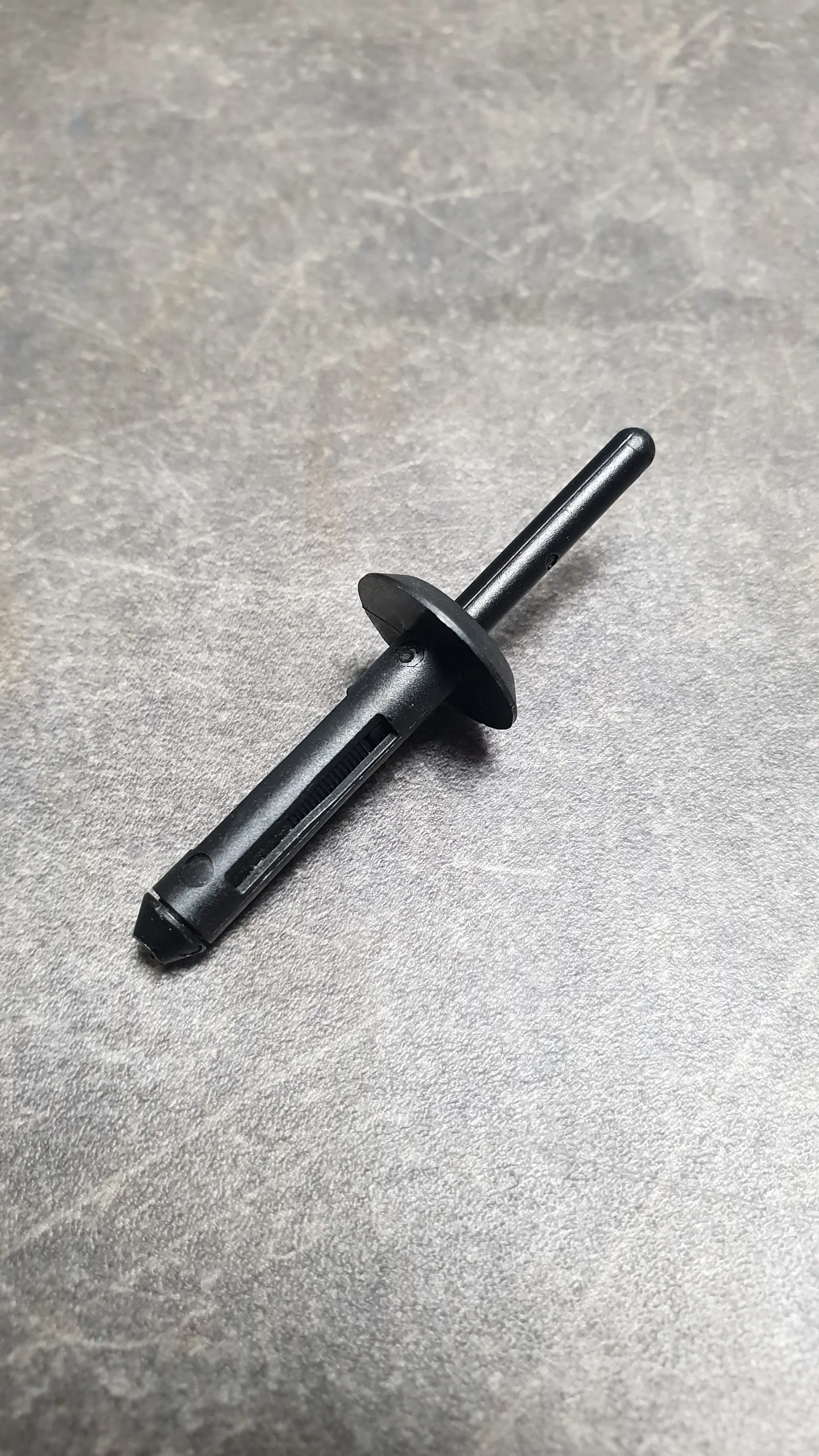 Клипса E70 (M-tech),E71,F15,F16,G06,G07 (4-20,4-21/СВ4-36)
