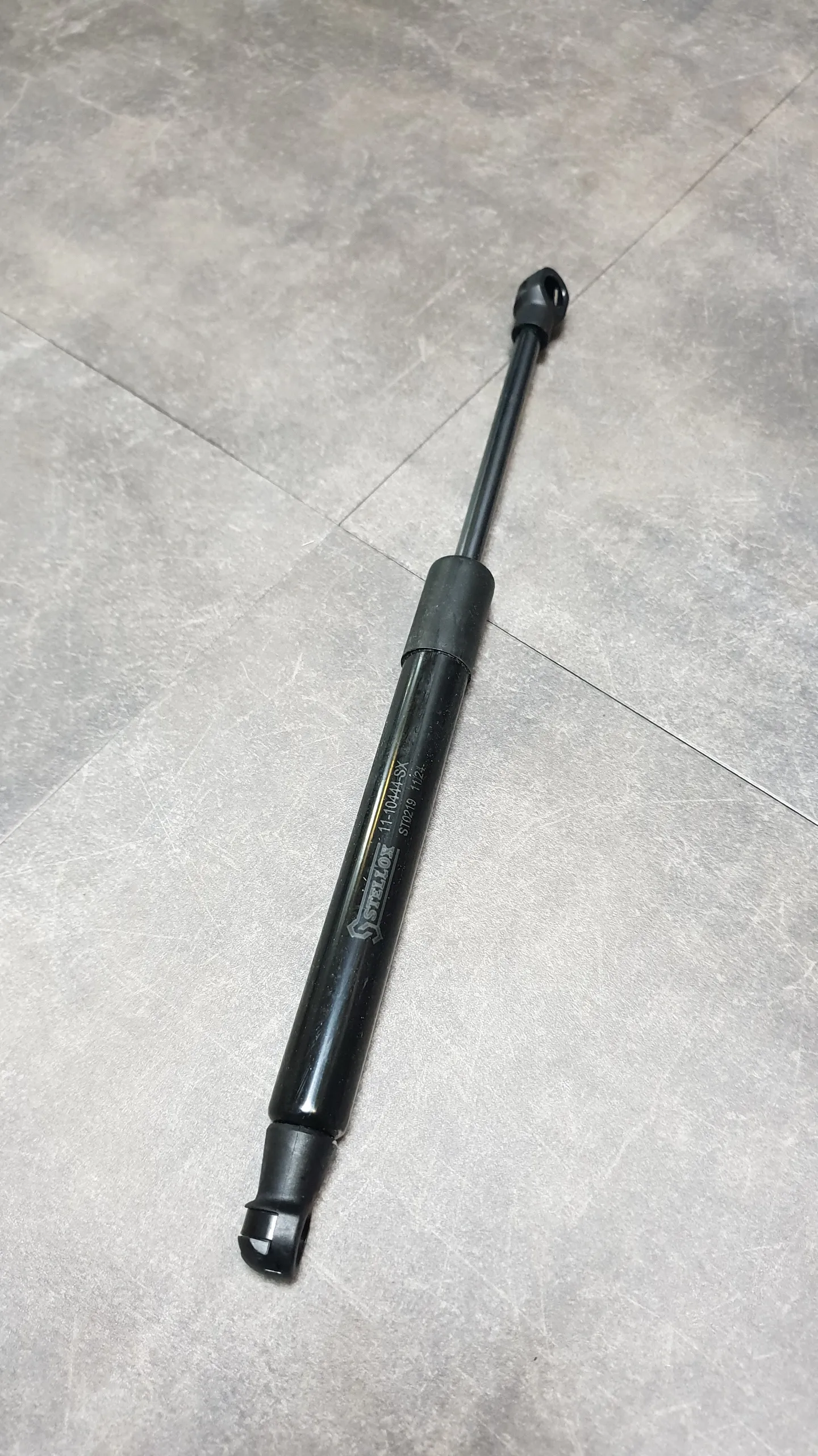 Амортизатор капота газовый E53 (640N)