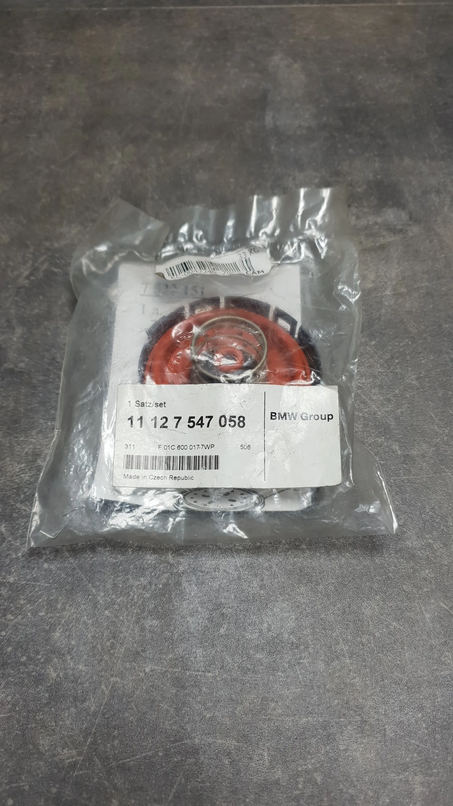 Клапан вентиляции картера  (КВКГ) N62 (в виде крышки с пружиной) необходимо 2шт E60/E63/E65/E53/E70