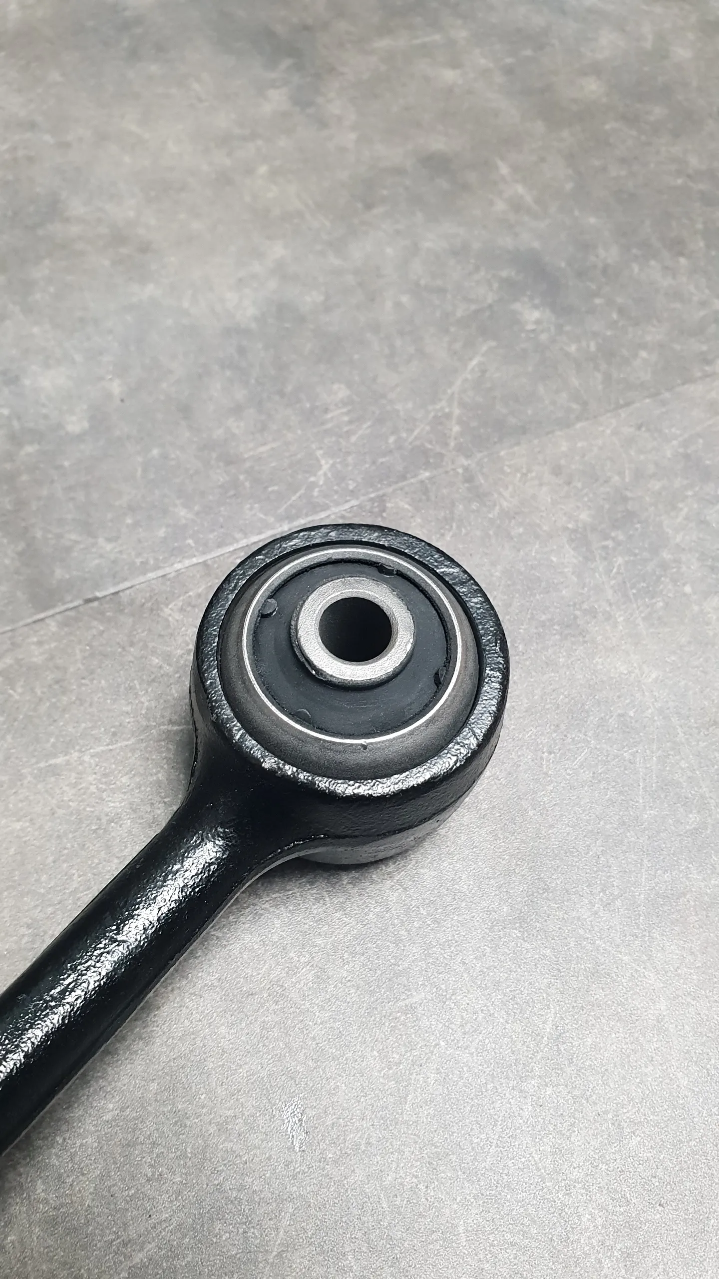 Рычаг подвески передней нижний E34,E32,E28 [R] (железный)