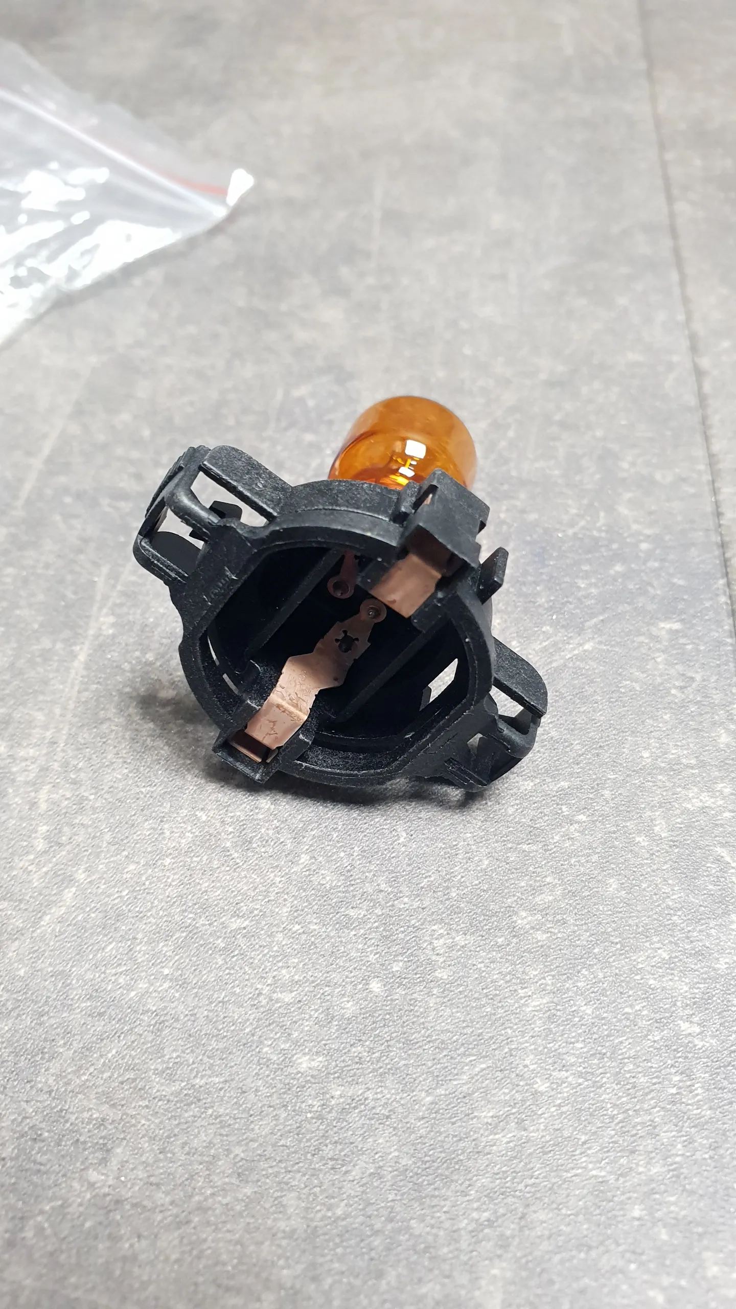 Лампа PY24W (12V,24W,патрон PGU20/4) (оранжевая)