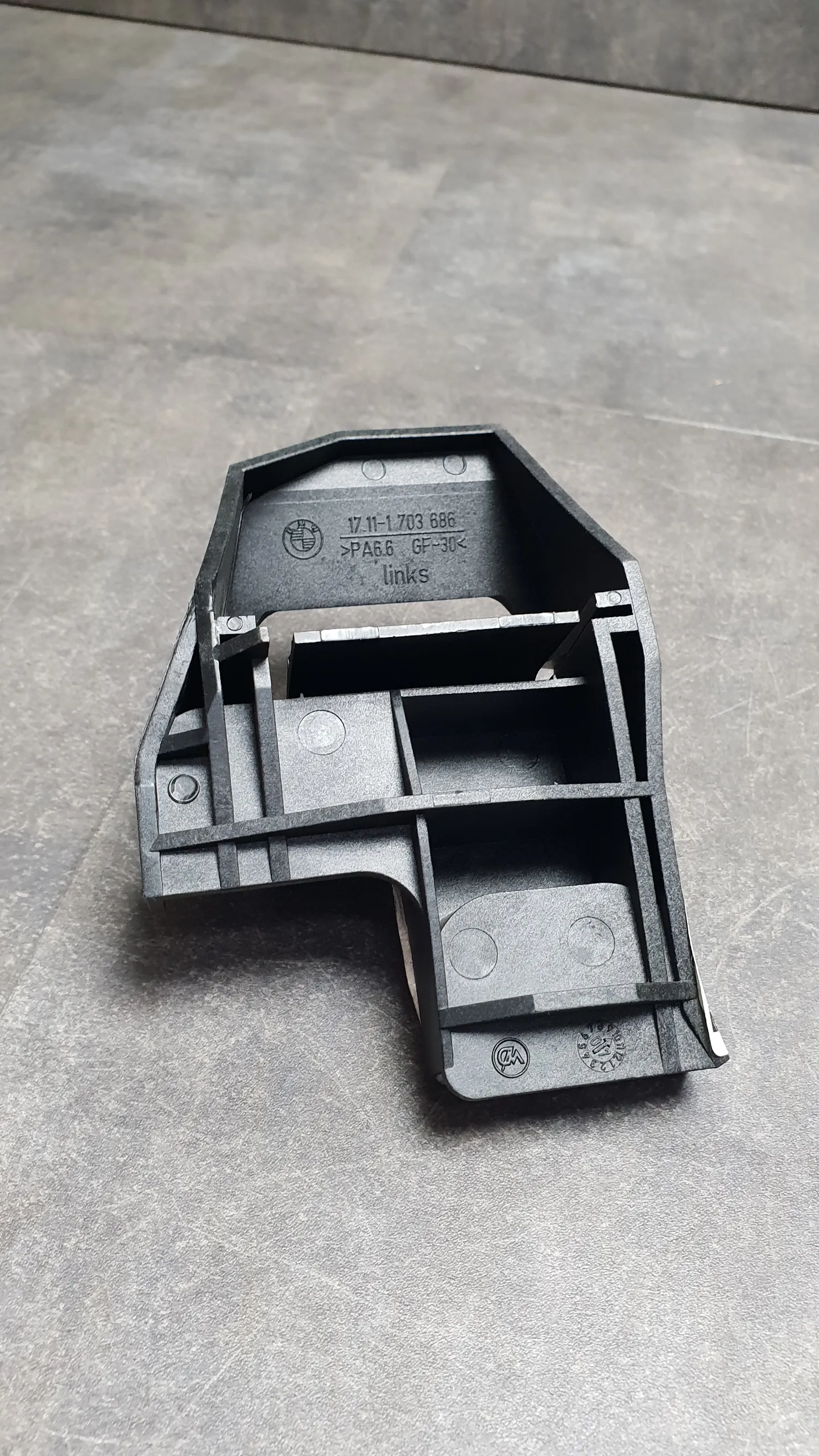 Кронштейн крепления радиатора  нижний E39 [разноразмерный под M52, L]