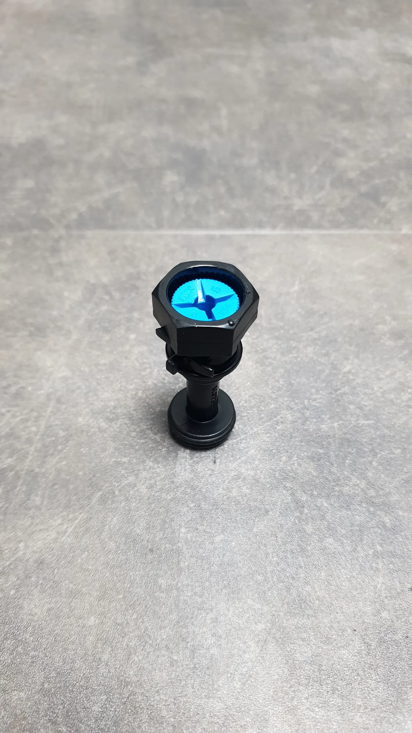 Канал сливного отверстия в радиаторе с пробкой E46,E83 [МКПП]