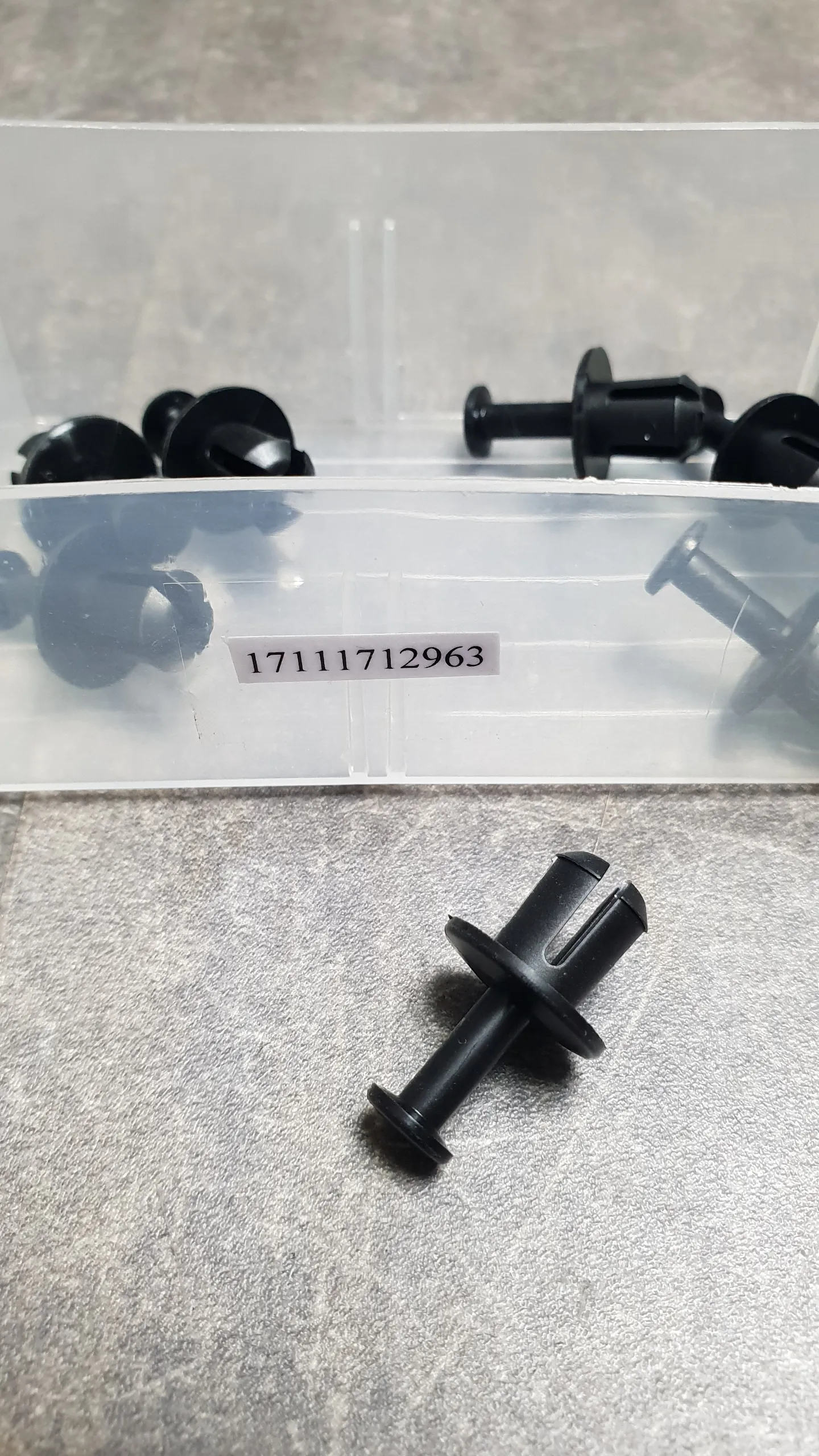 Клипса крепления диффузора (2-11)