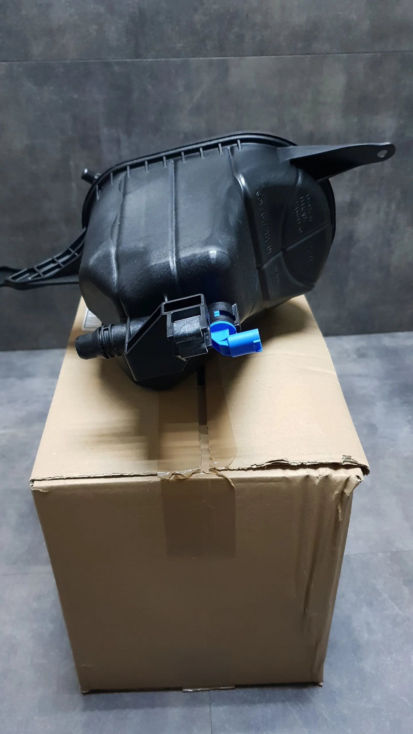 Бачок расширительный радиатора F10,F11,F18,F01,F02 [N52N]