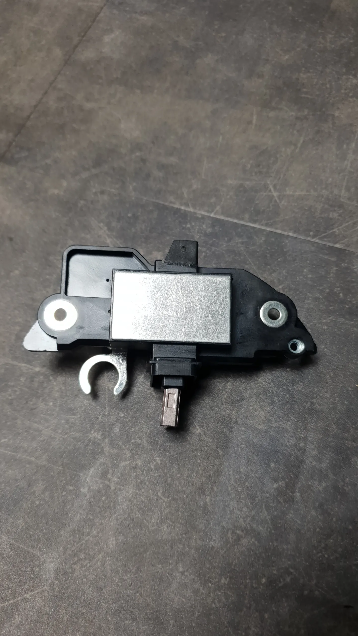 Регулятор напряжения E60E83 (M54) c 032004