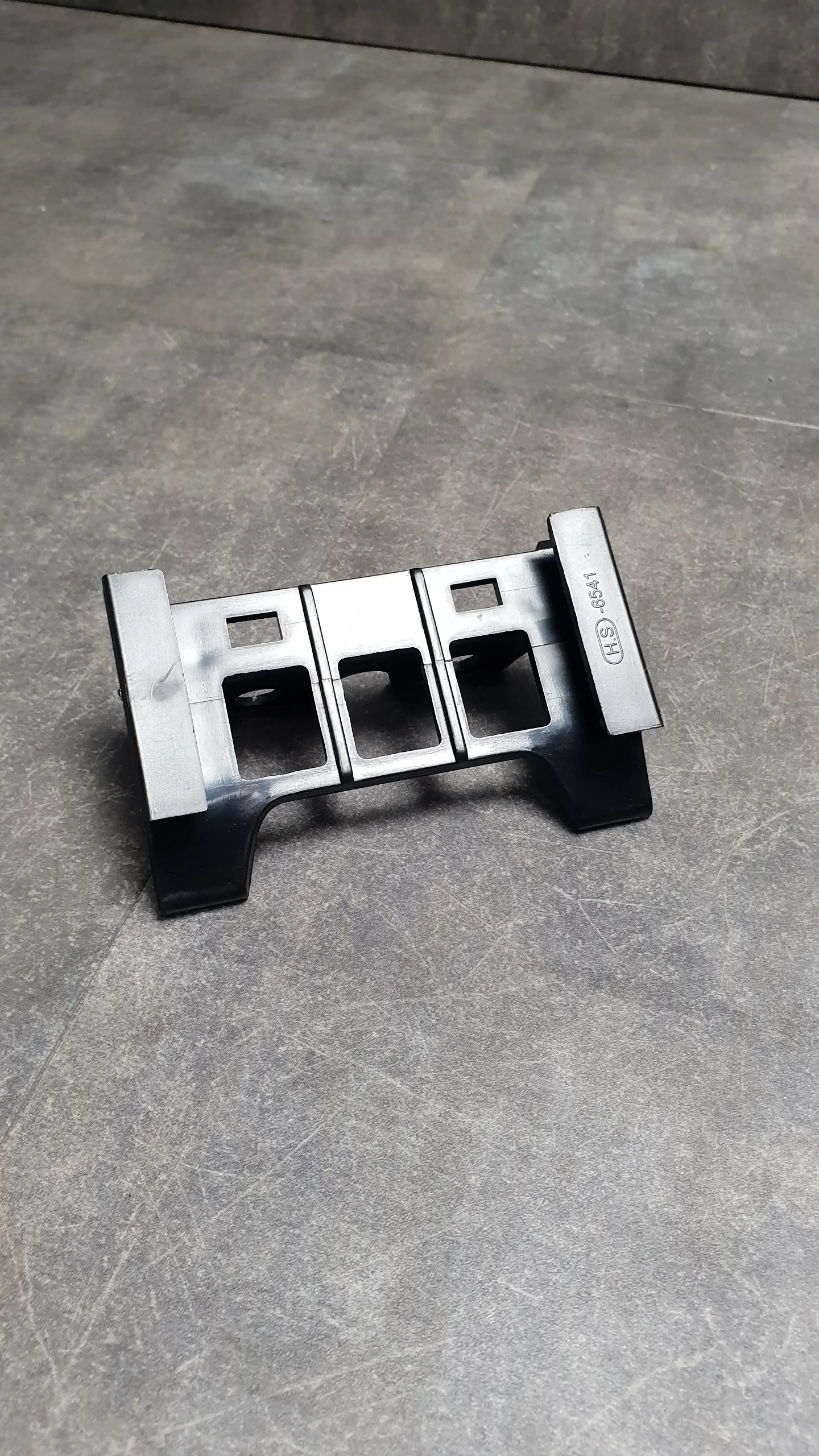 Кронштейн крепления заднего бампера E39