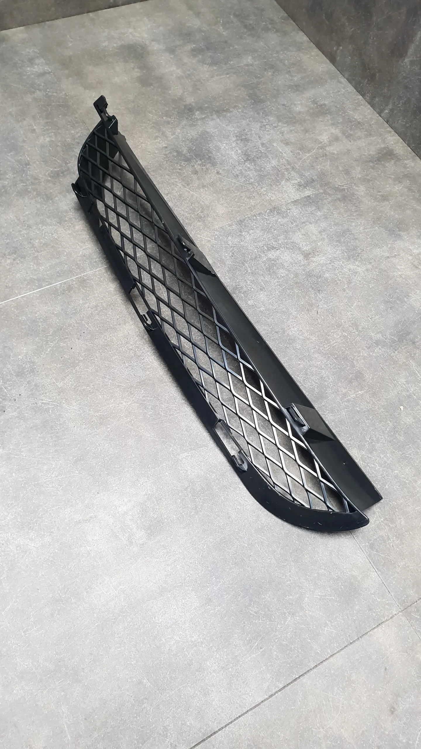 Решетка бампера переднего верхняя правая E53 рест (Schwarz)