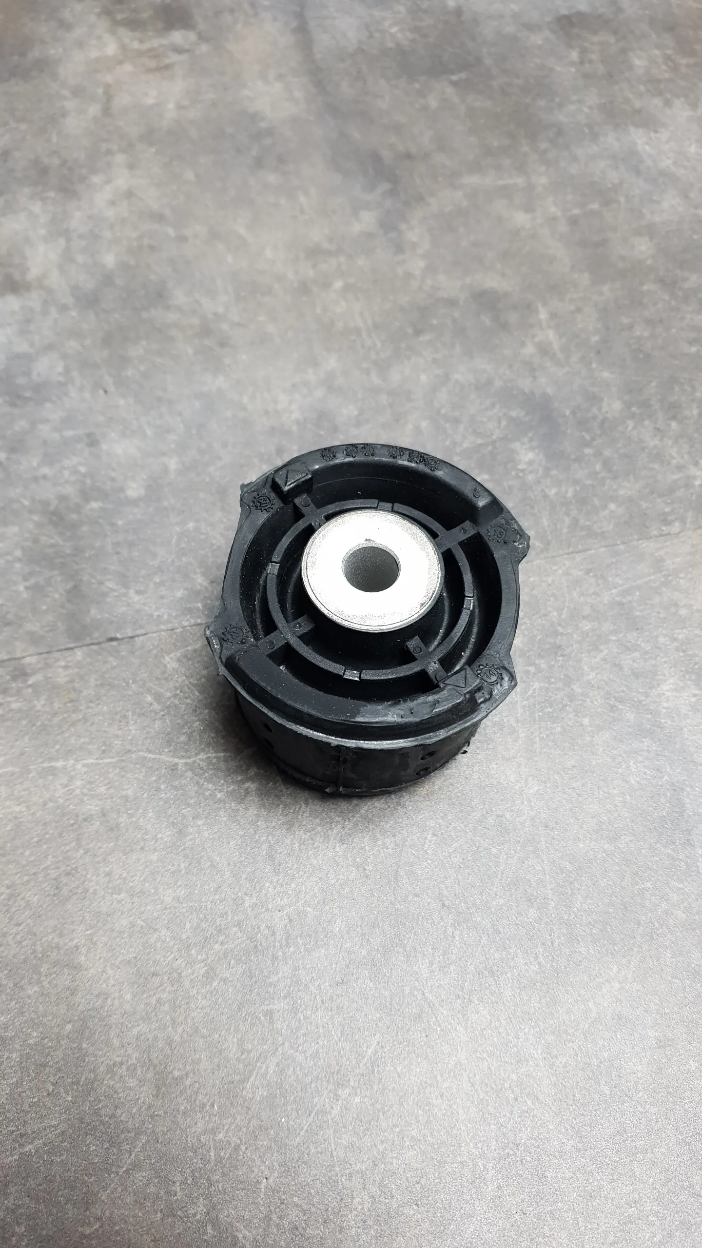 Сайлентблок балки моста к кузову  (передний левый), большой 3 (e46), X3(E83)