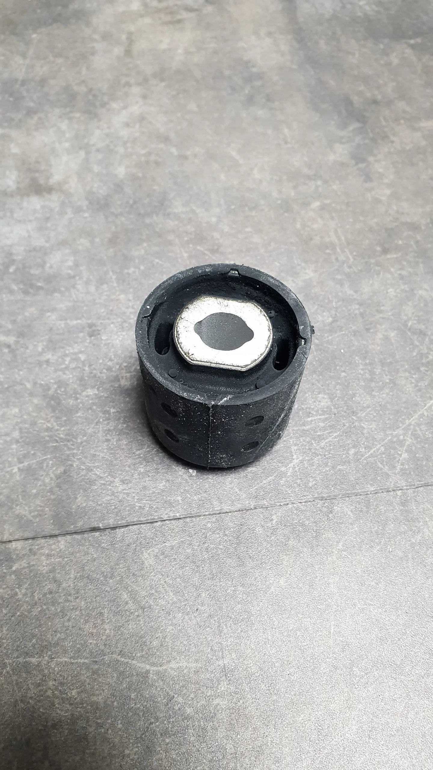 Сайлентблок балки моста редуктора [передний / маленький] E46,E83