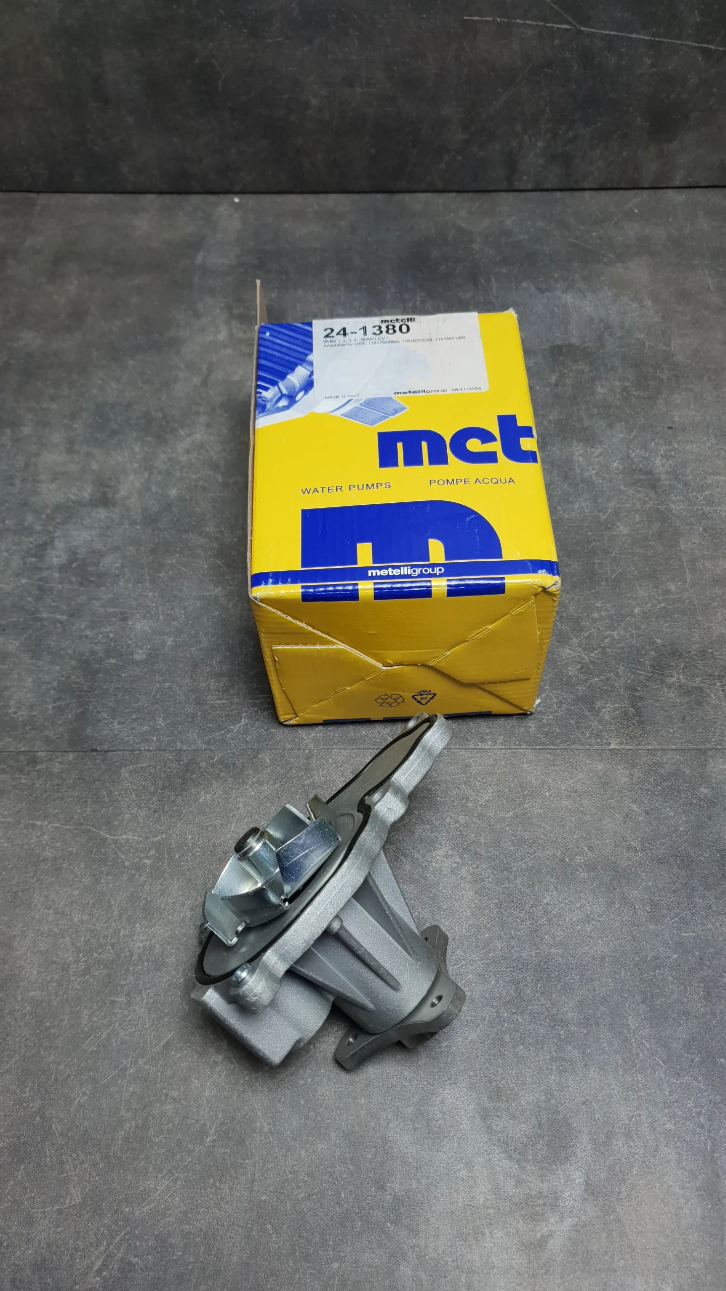 Помпа водяная B37,B38 [F20,F30]