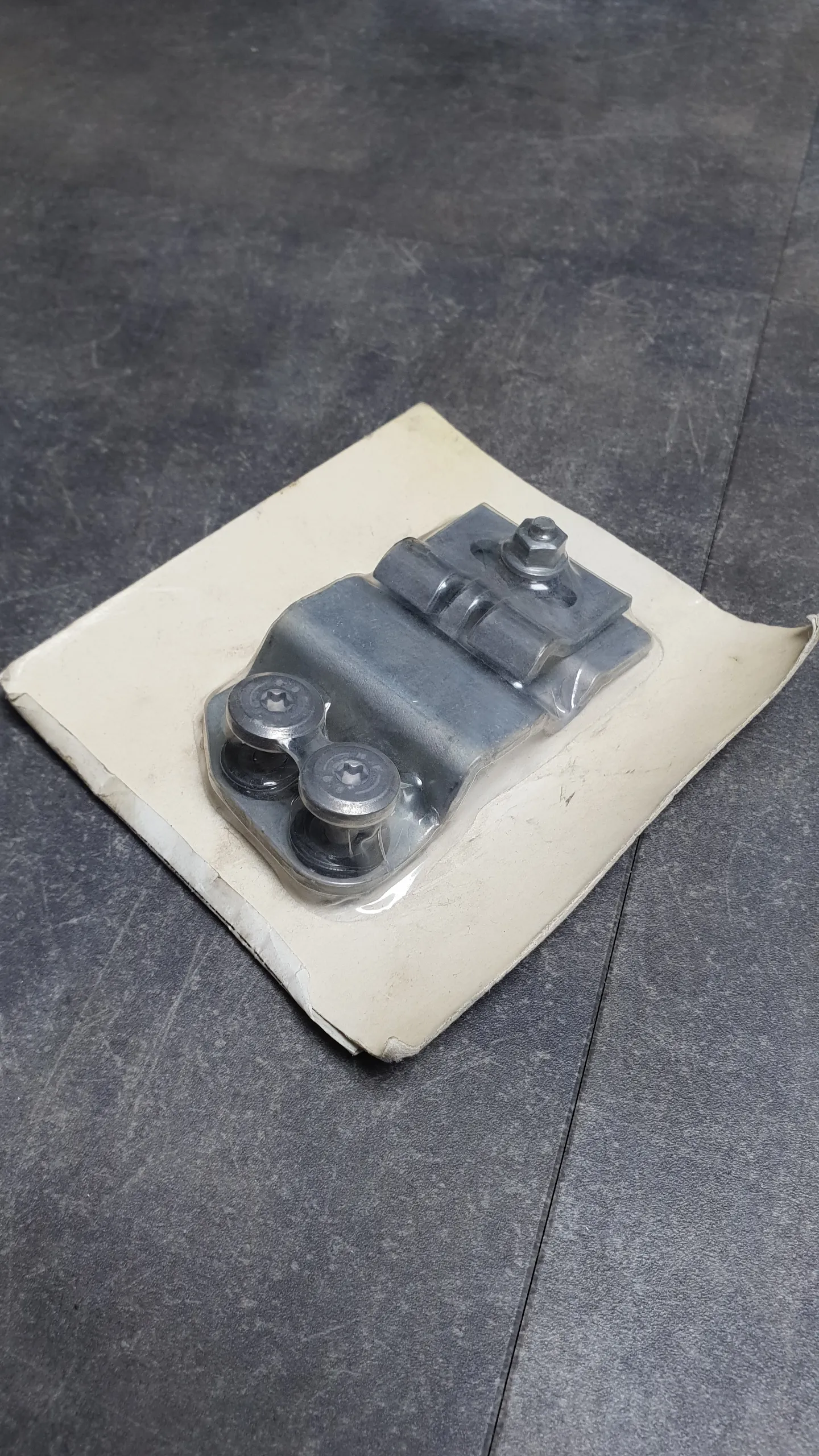 Комплект держателя тросового привода АКПП E60,E61,E65,E70,E71,F01,F02