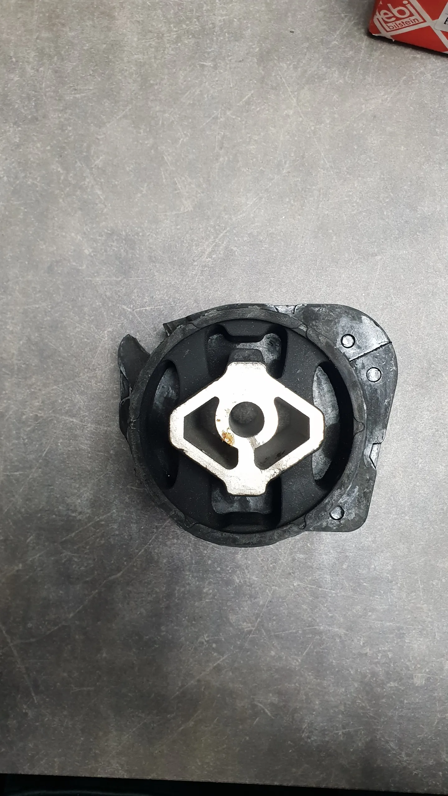 Опора (подушка) раздатки E53 (c 10.2003г.в.) [M54B30,M57D30]