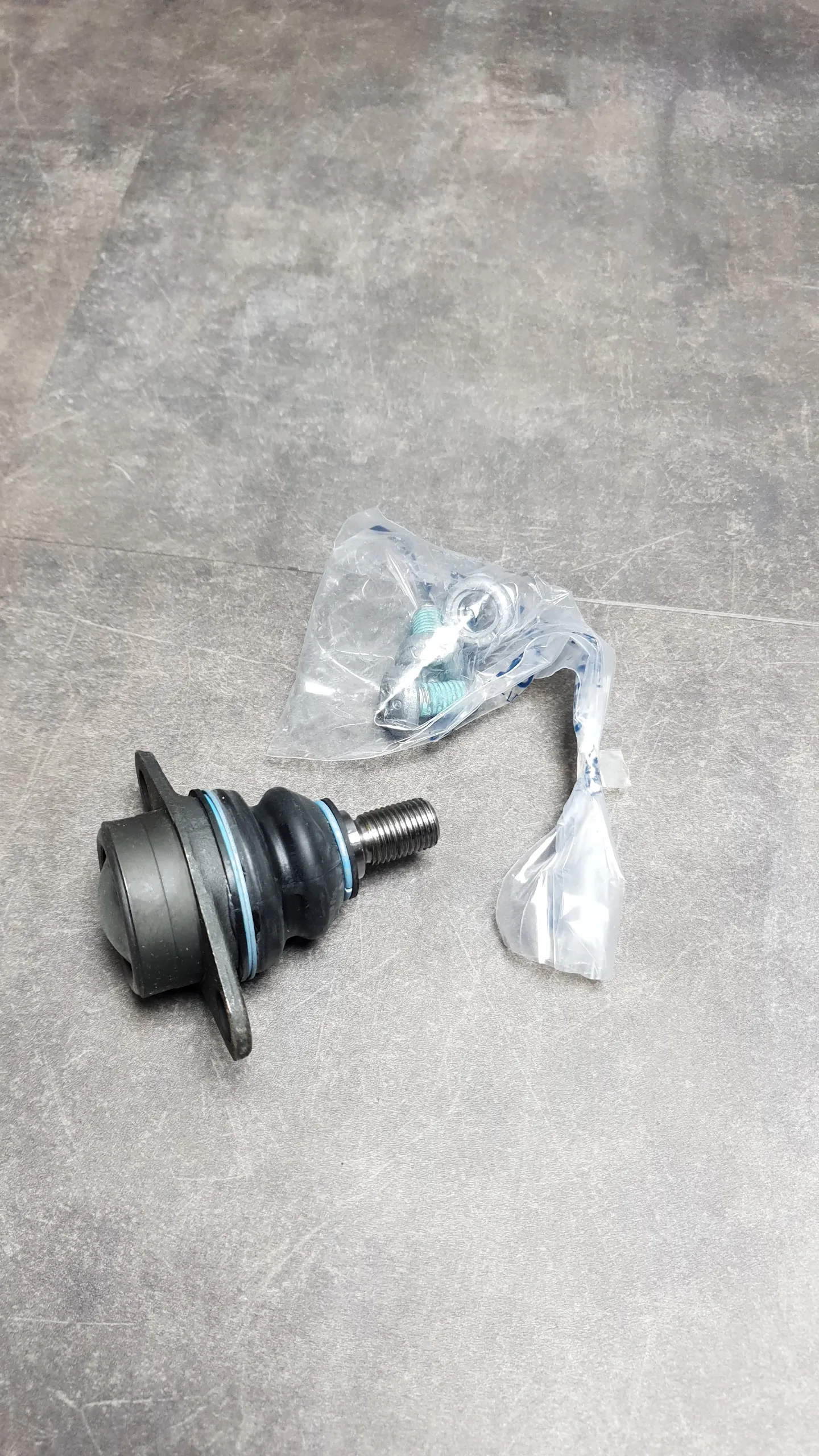 Опора шаровая переднего верхнего рычага E53