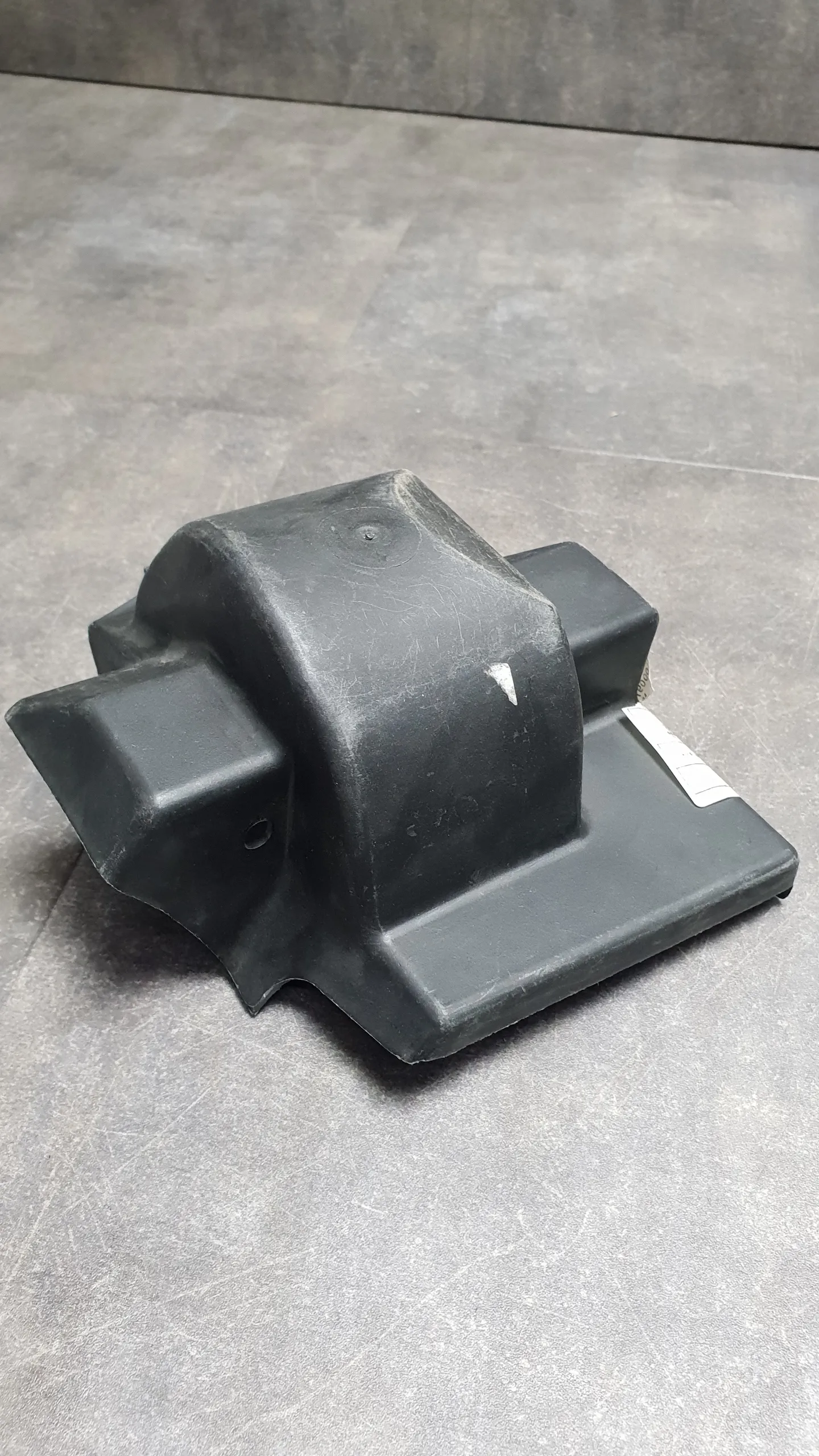 Пыльник (щиток) рычага переднего (кривого) E39 R