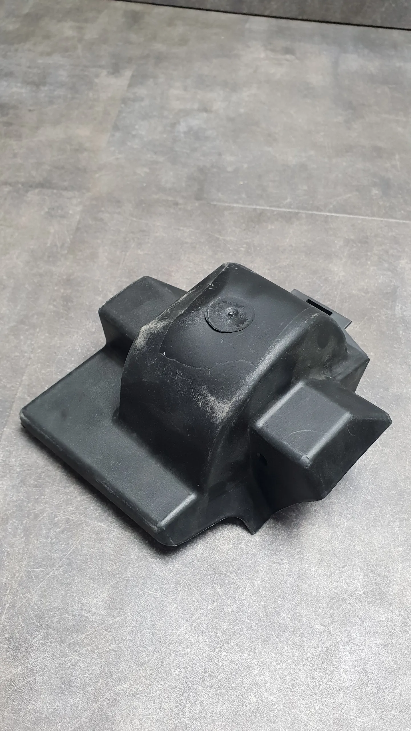 Пыльник (щиток) рычага переднего (кривого) E39 L