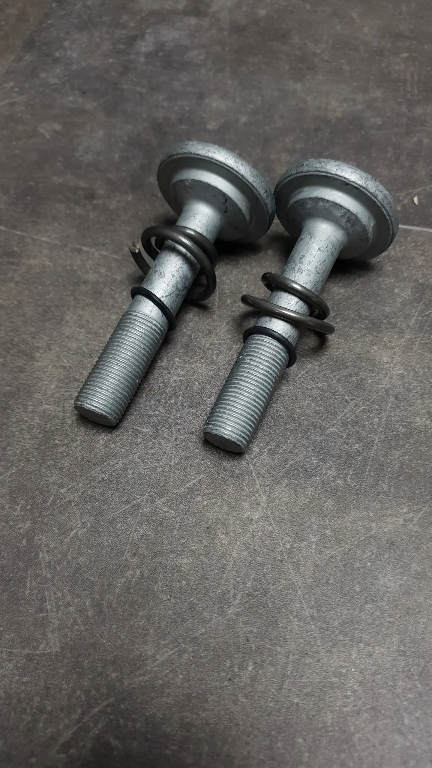 Болт крепления заднего привода пружинный G05,G06,G07 (M16x1.5x90)