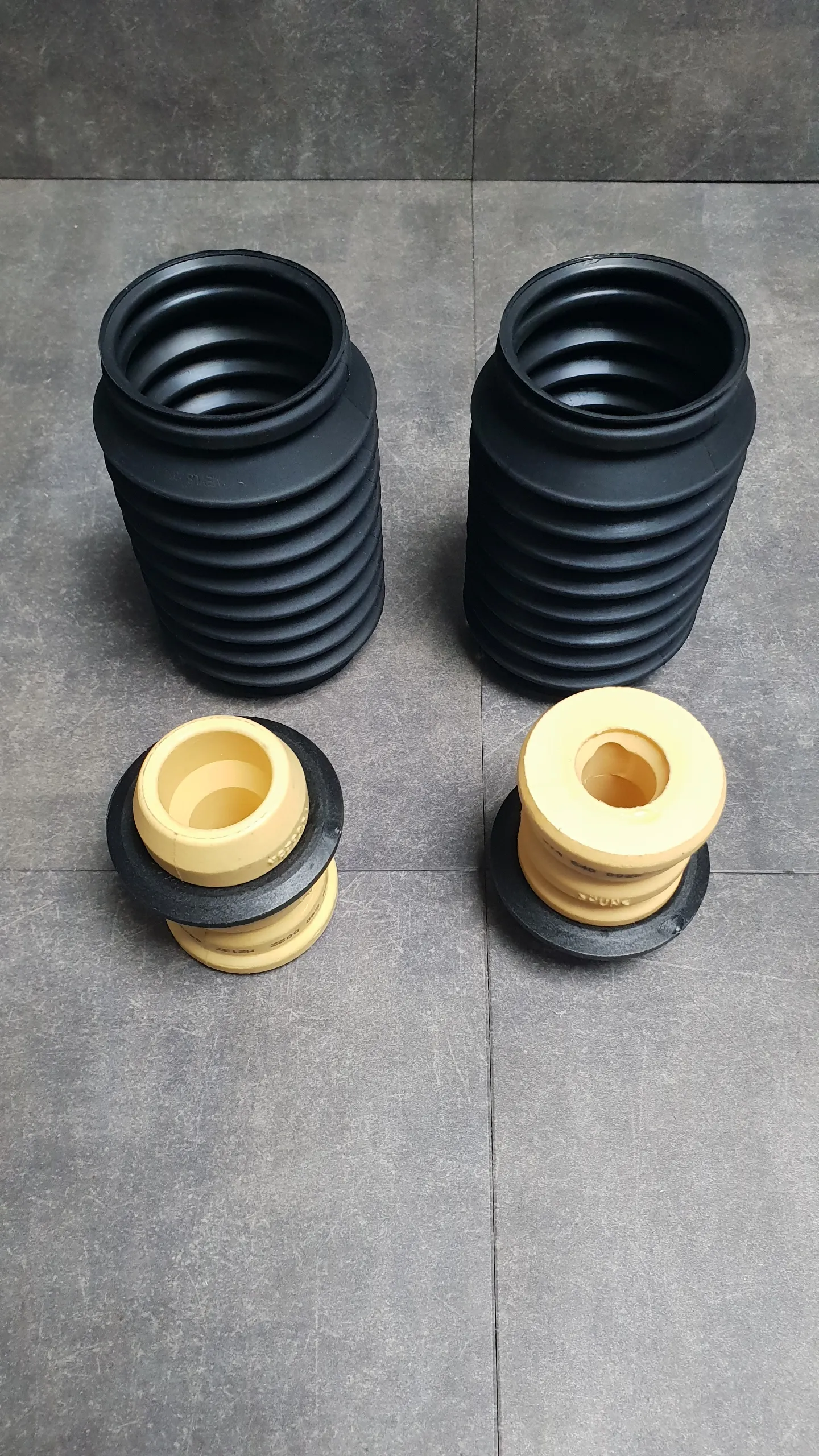 Комплект переднего амортизатора (пыльник+отбойник) E84[полный привод]