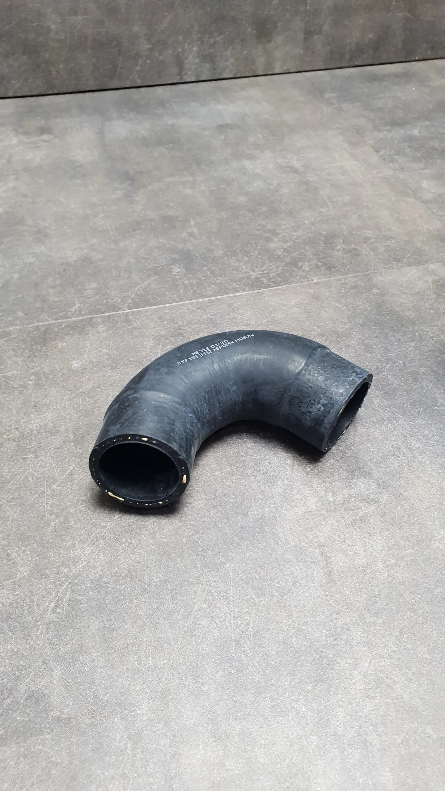 Патрубок системы охлаждения M30 E32,E34,E28,E24,E12 [П-образный, помпа-термостат]