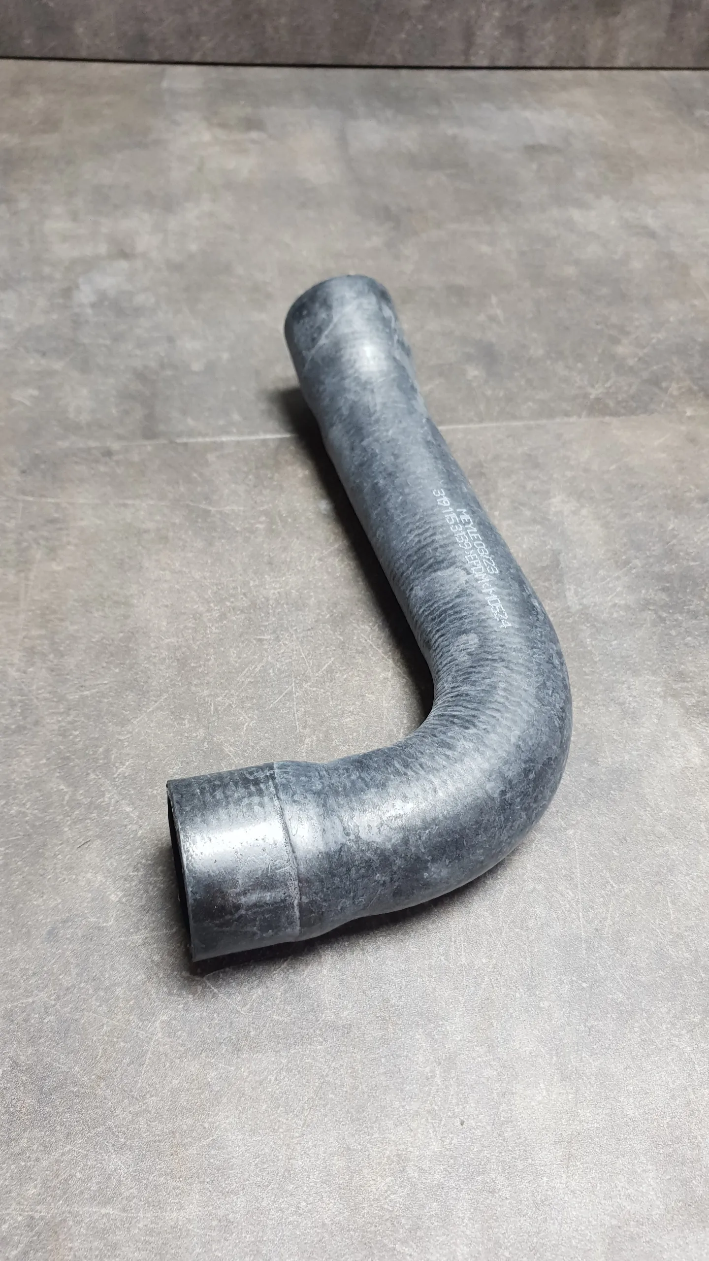 Патрубок системы охлаждения верхний E34 [M50B20,M50B25 c 09.1990]