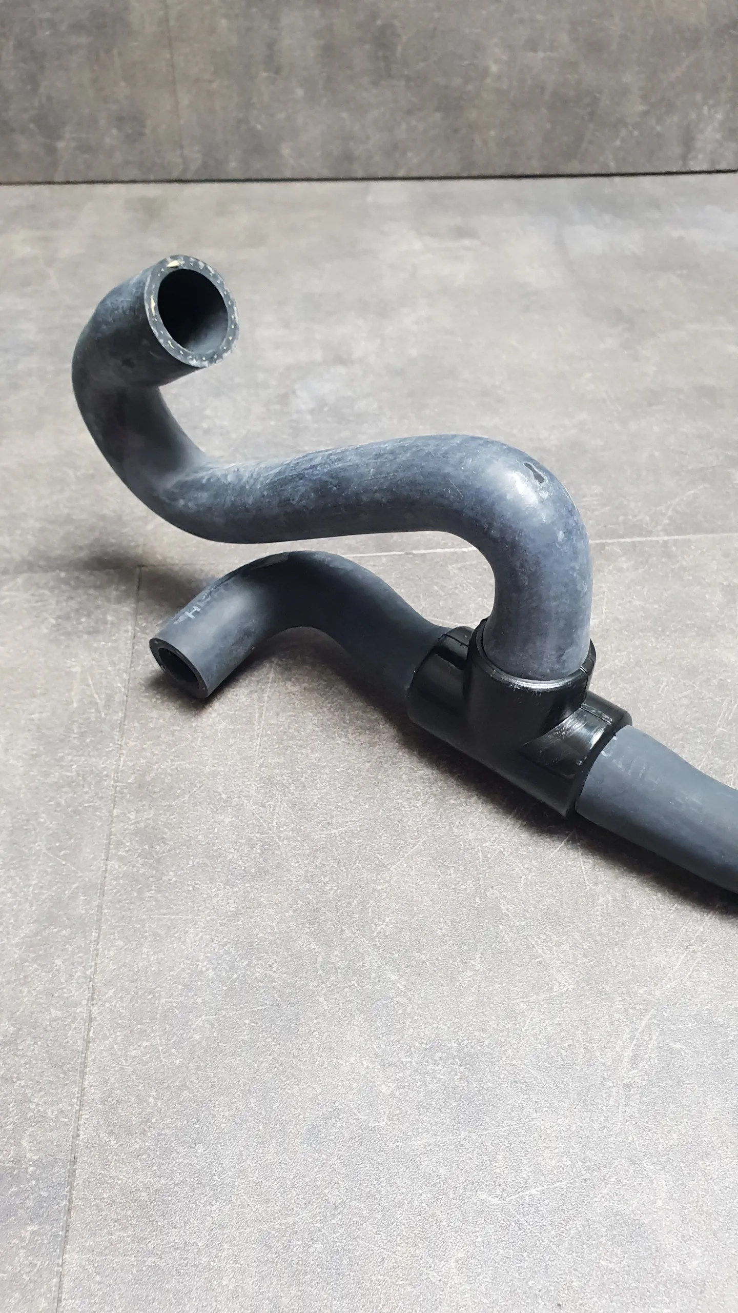 Патрубок системы охлаждения от расширительного бачка E34,E32 [M20,M30,M60]