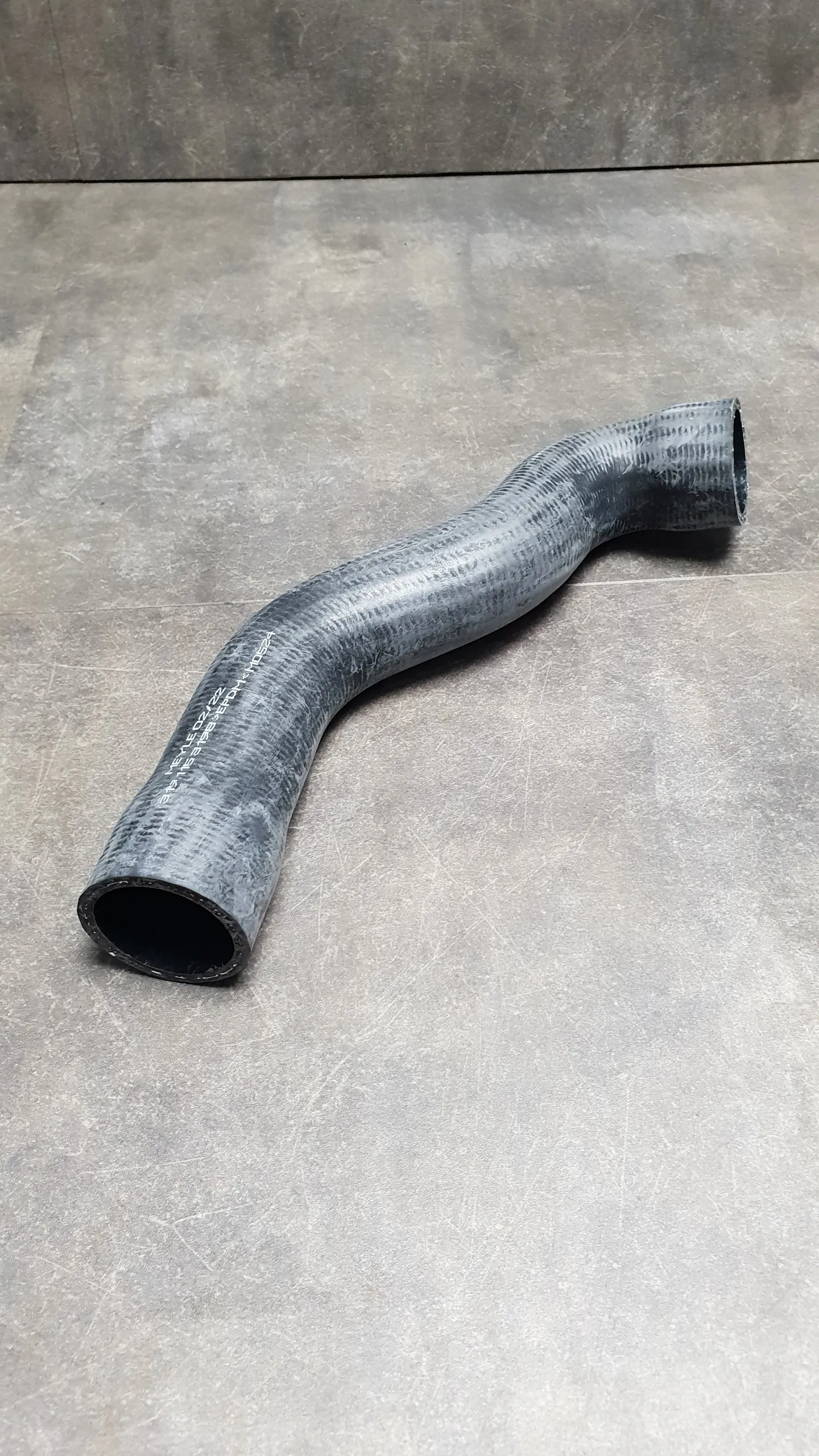 Патрубок системы охлаждения верхний E39,E38 (M52) для стран с жарким климатом