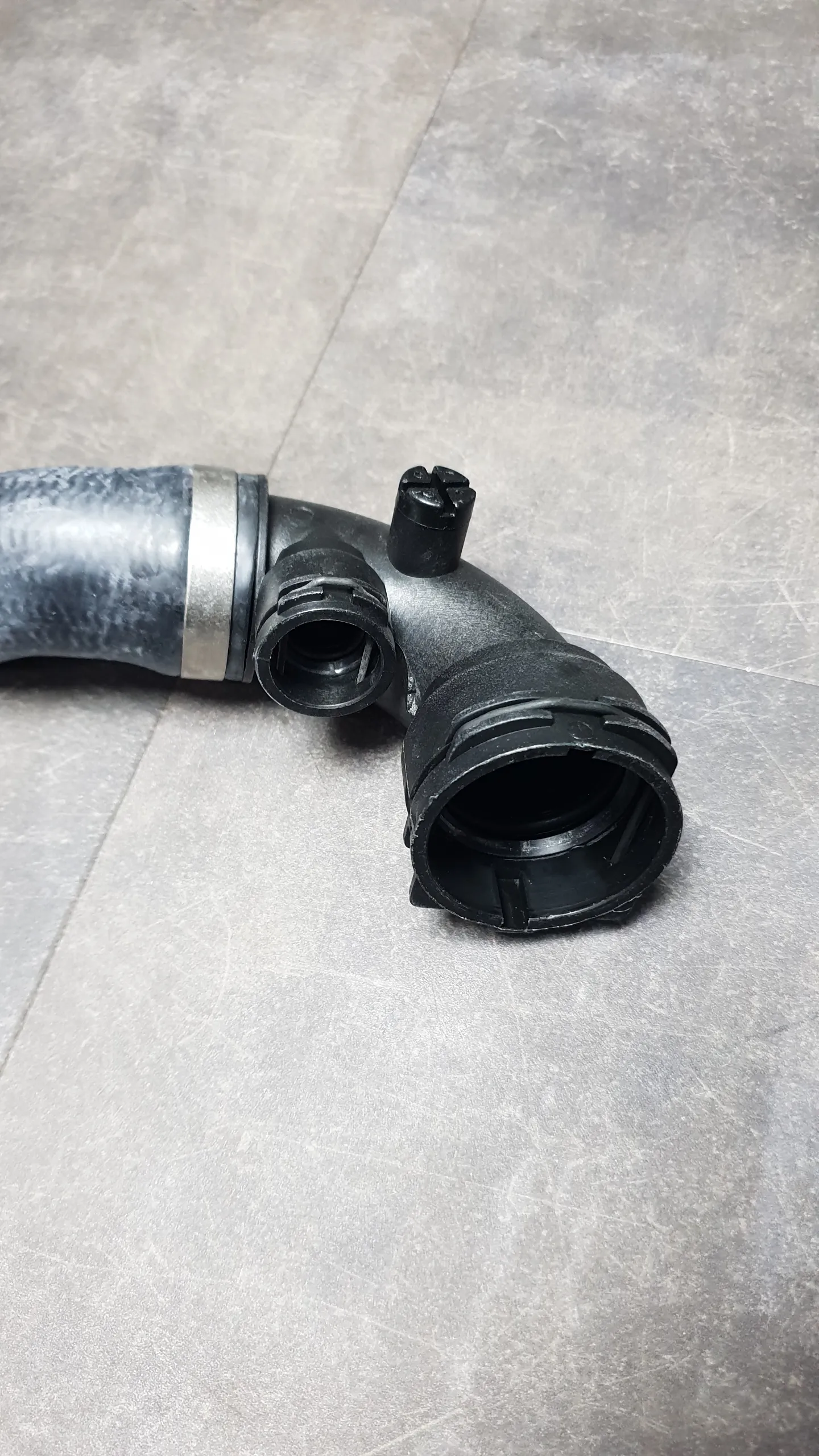 Патрубок системы охлаждения верхний E46 (M52TU, M54)