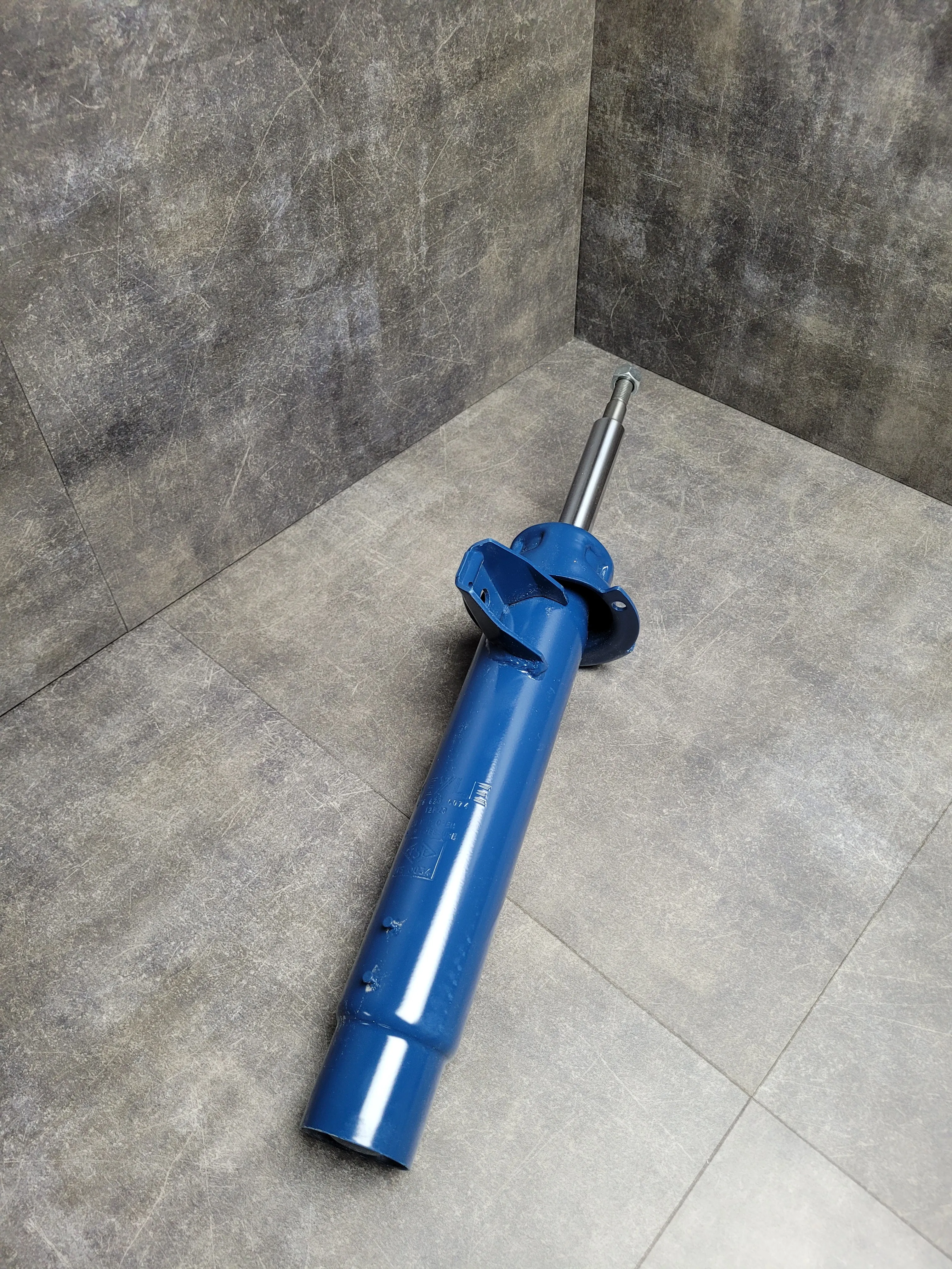 Стойка амортизационная передняя E84 [стандарт] (R)