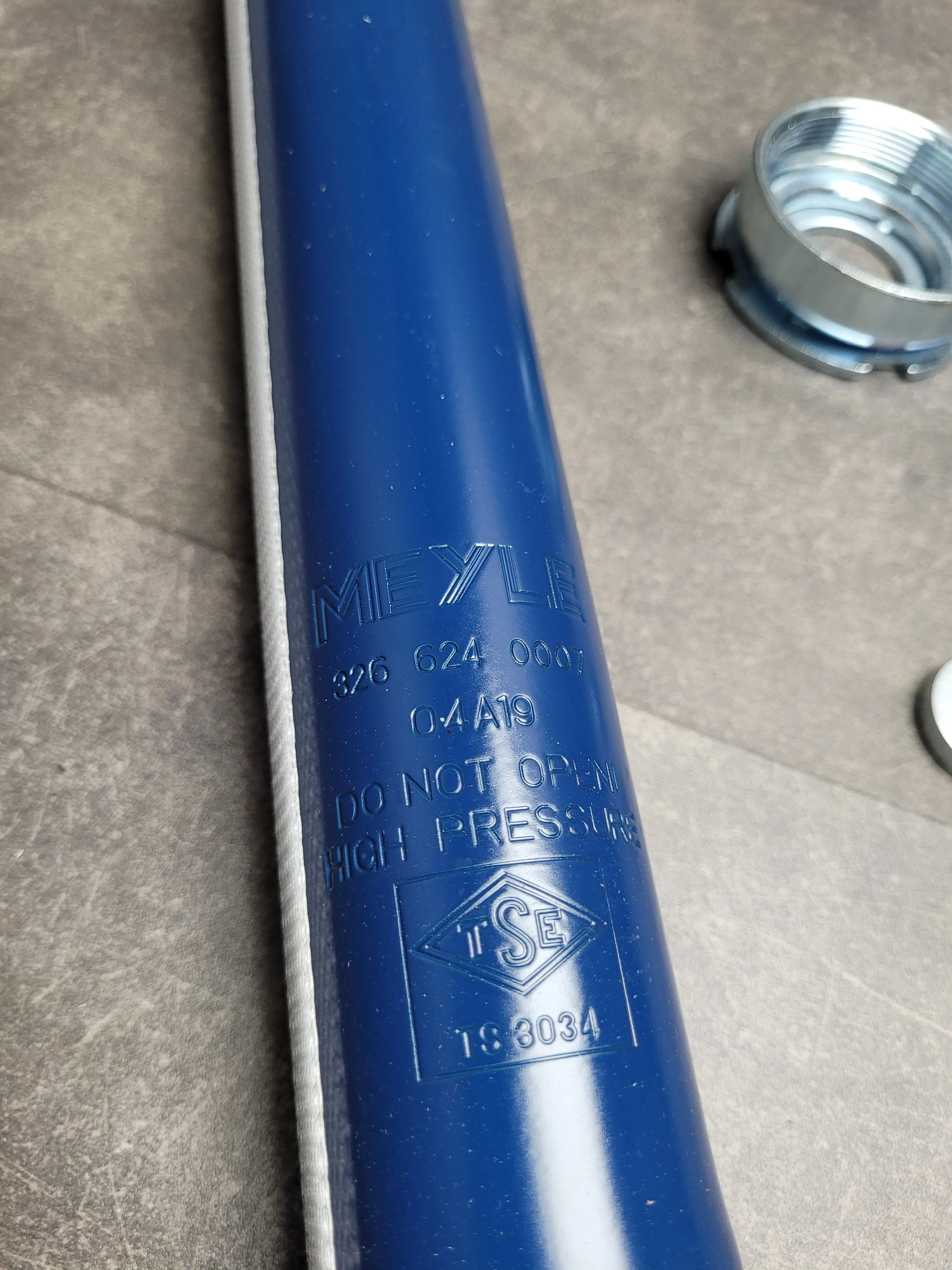 Картридж амортизатора передний E34 (L/R) [простая опора, диаметр штока 14мм, гайка M12]