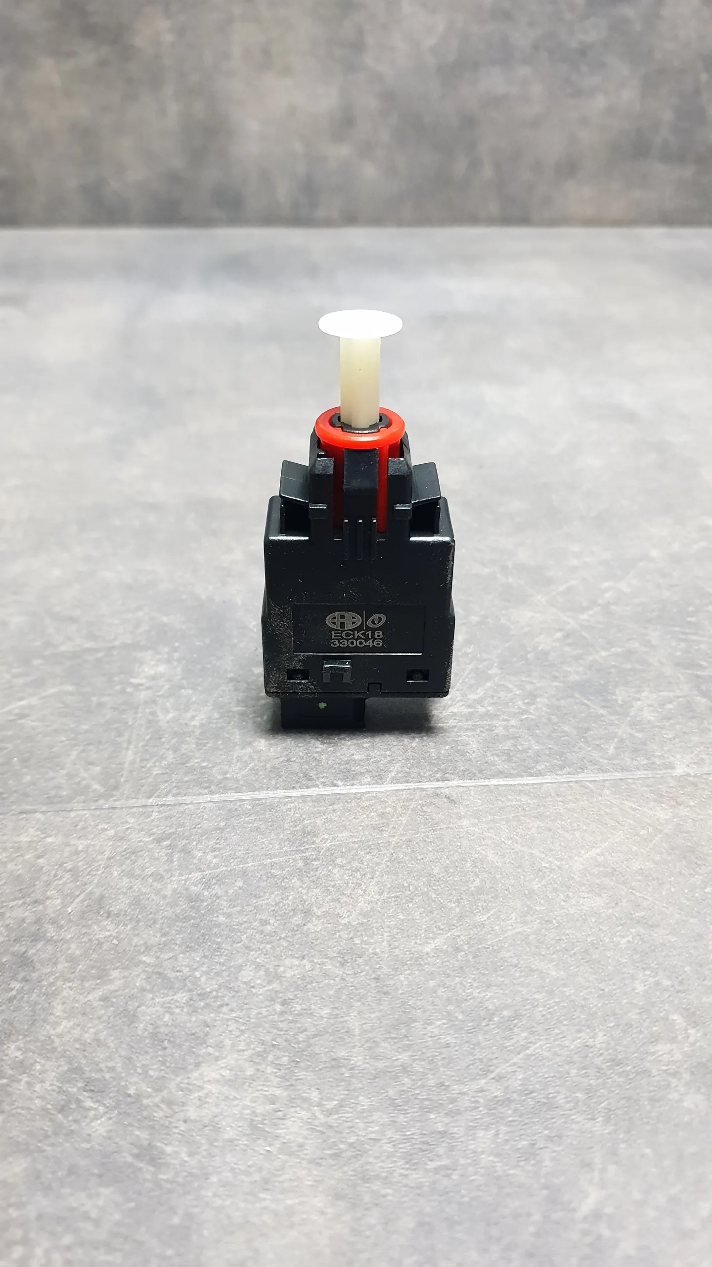 Выключатель фонаря сигнала торможения E30,E36,E28,E34,E32 [2 конт]