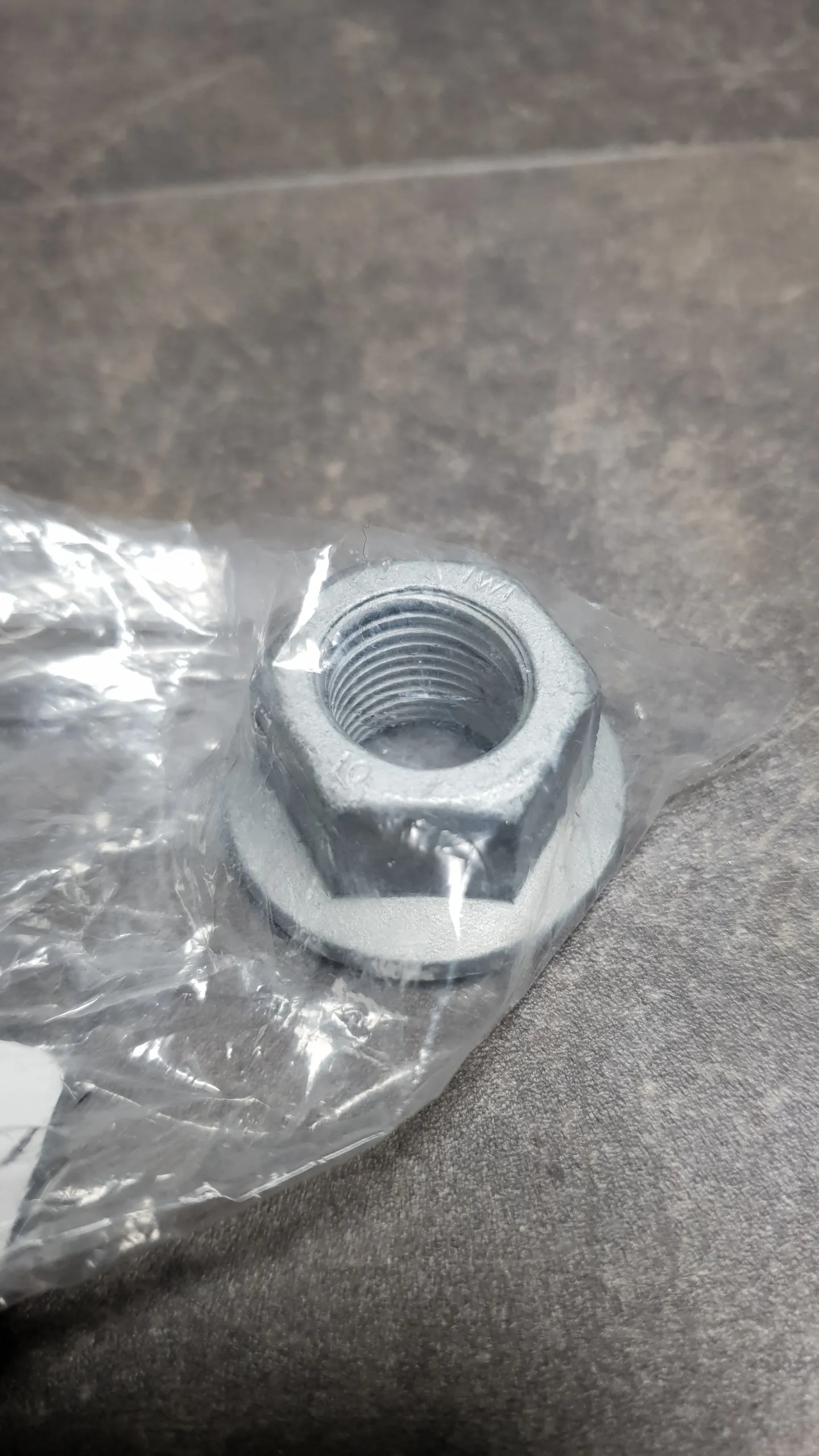 Гайка шестигранная с фланцем M16X1,5-10 ZNS3 E70,E71,F15,F16 (14-26СВ3-40)