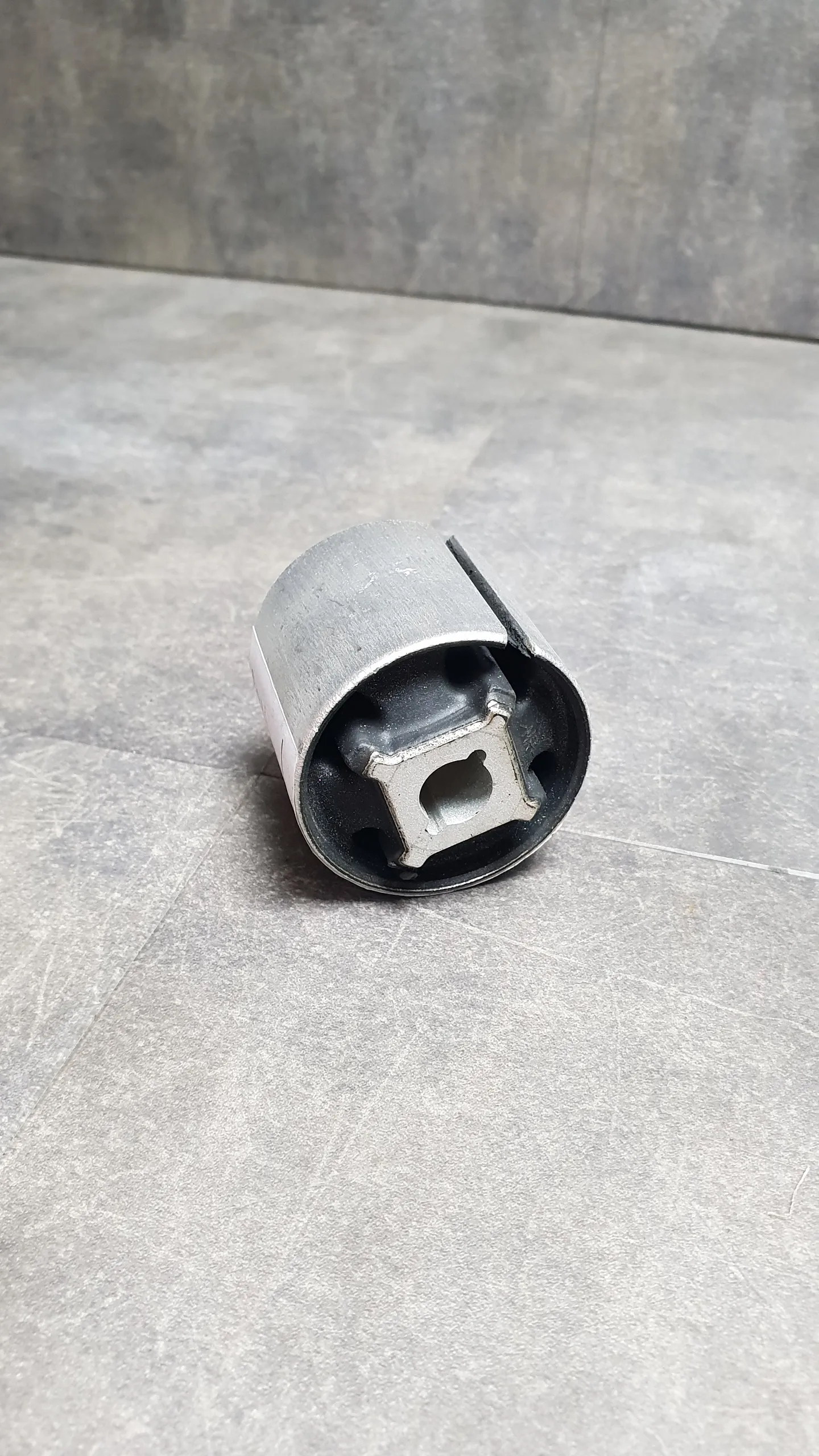 Сайлентблок балки моста редуктора [передний / малый] F20,F30,F34,F32