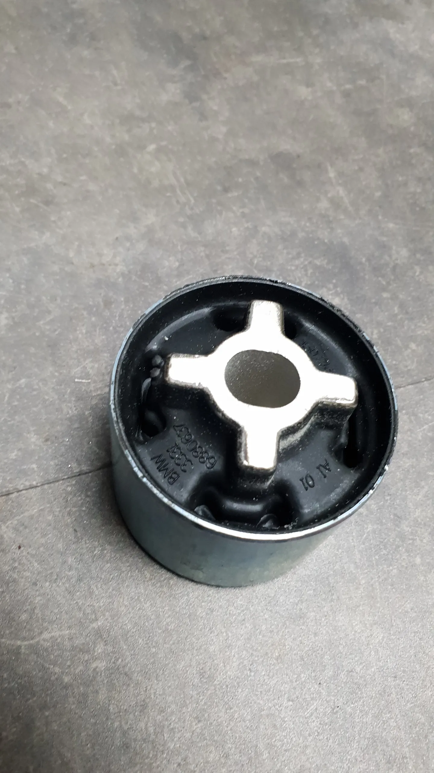 Сайлентблок балки моста редуктора [задний] F20,F30,F34,F32