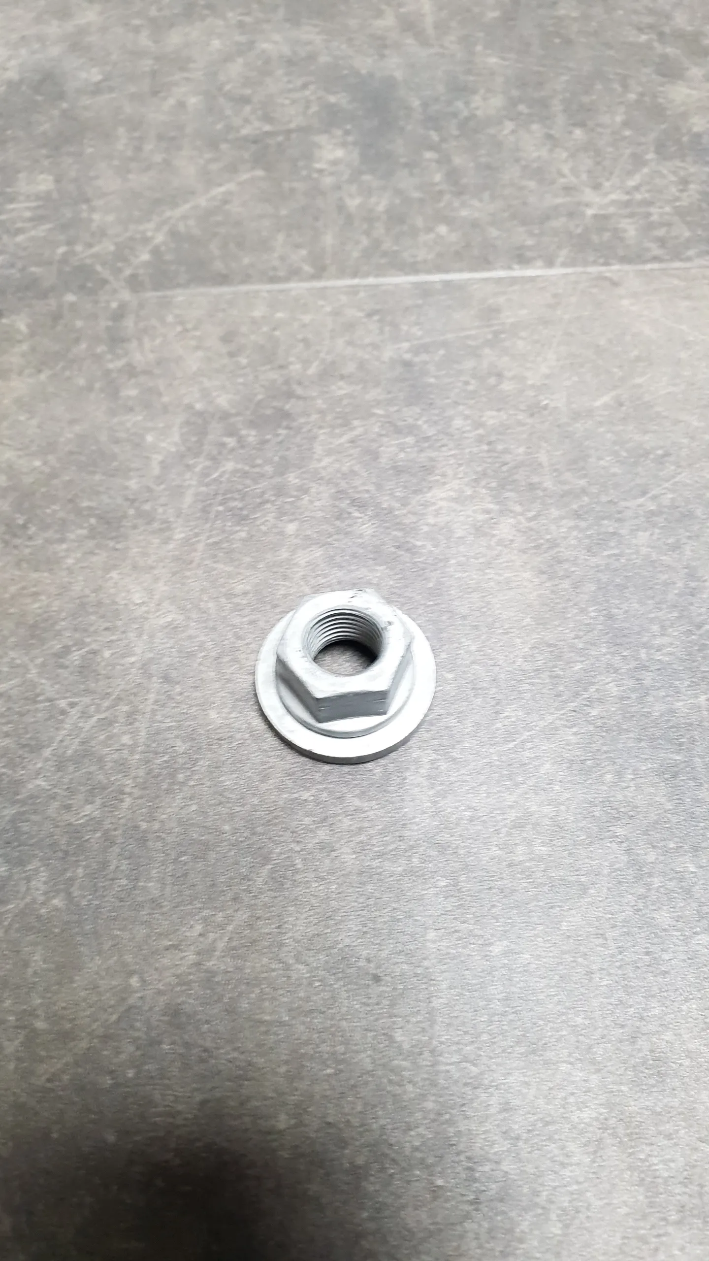 Гайка самоконтрящаяся под болт  33306760391 и 33306760393 (14-6)