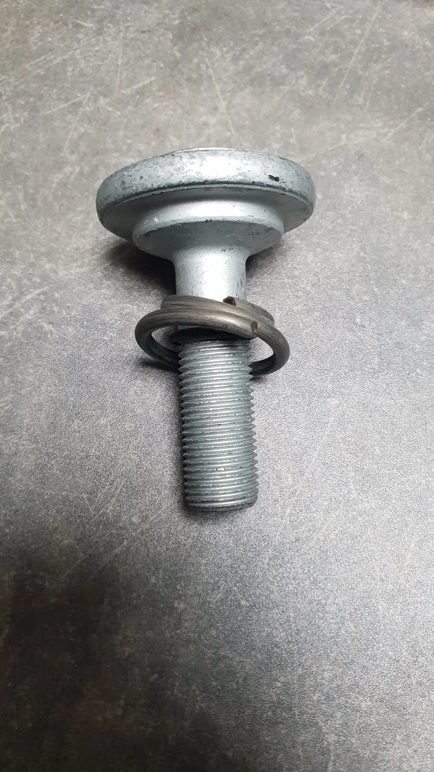 Болт с буртиком с пружиной передней ступицы F40,F52,F45,F48,F49 [M16X1,5X60-8.8]