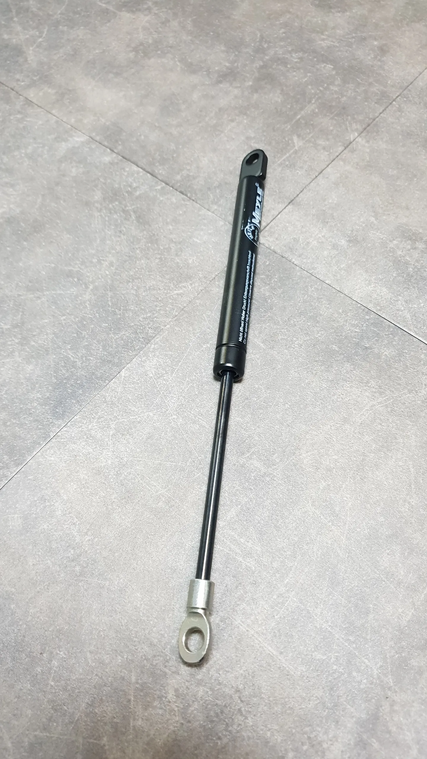 Амортизатор капота газовый E30