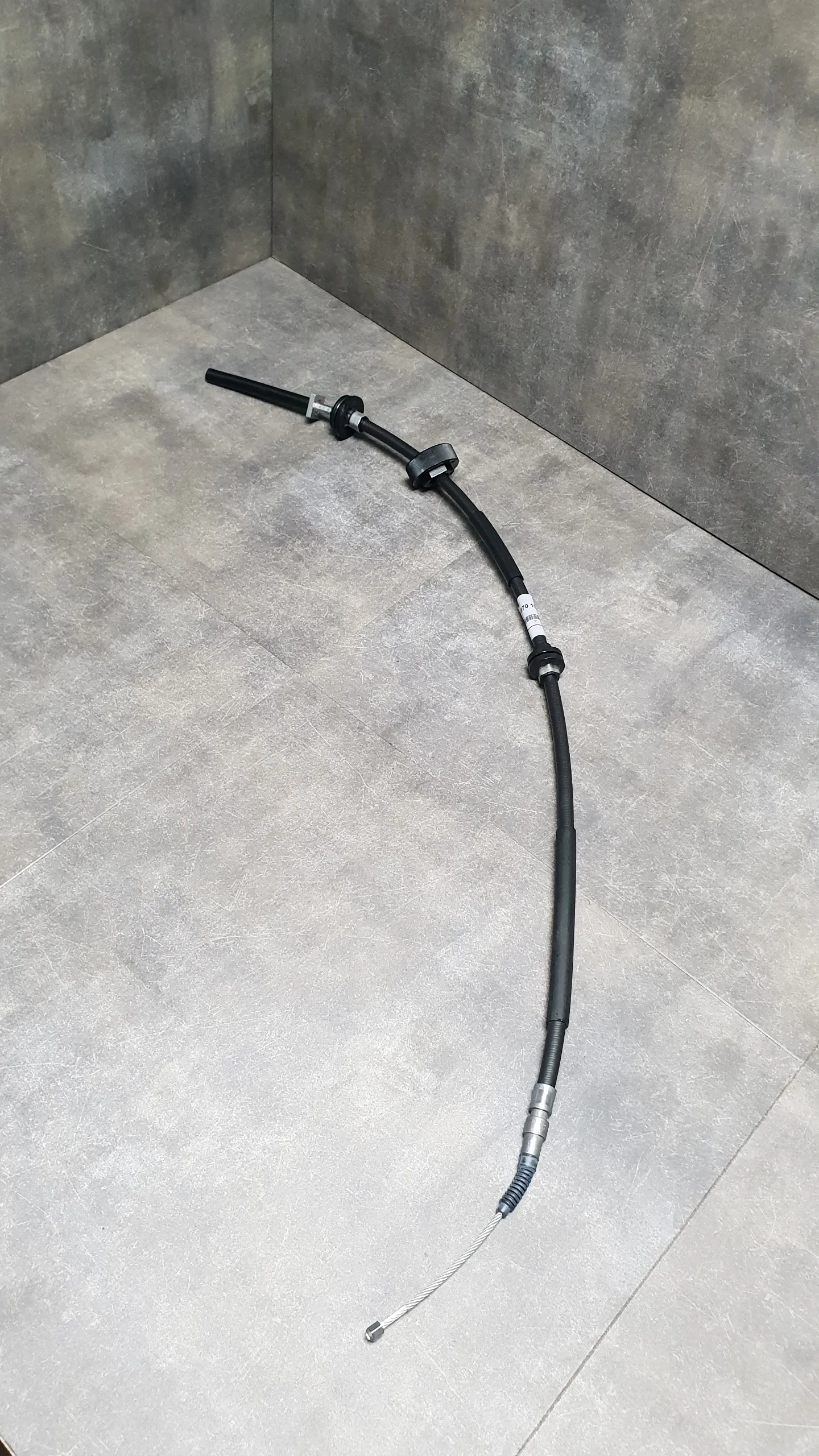 Трос стояночного тормоза F15,F16,F85,F86 [L]