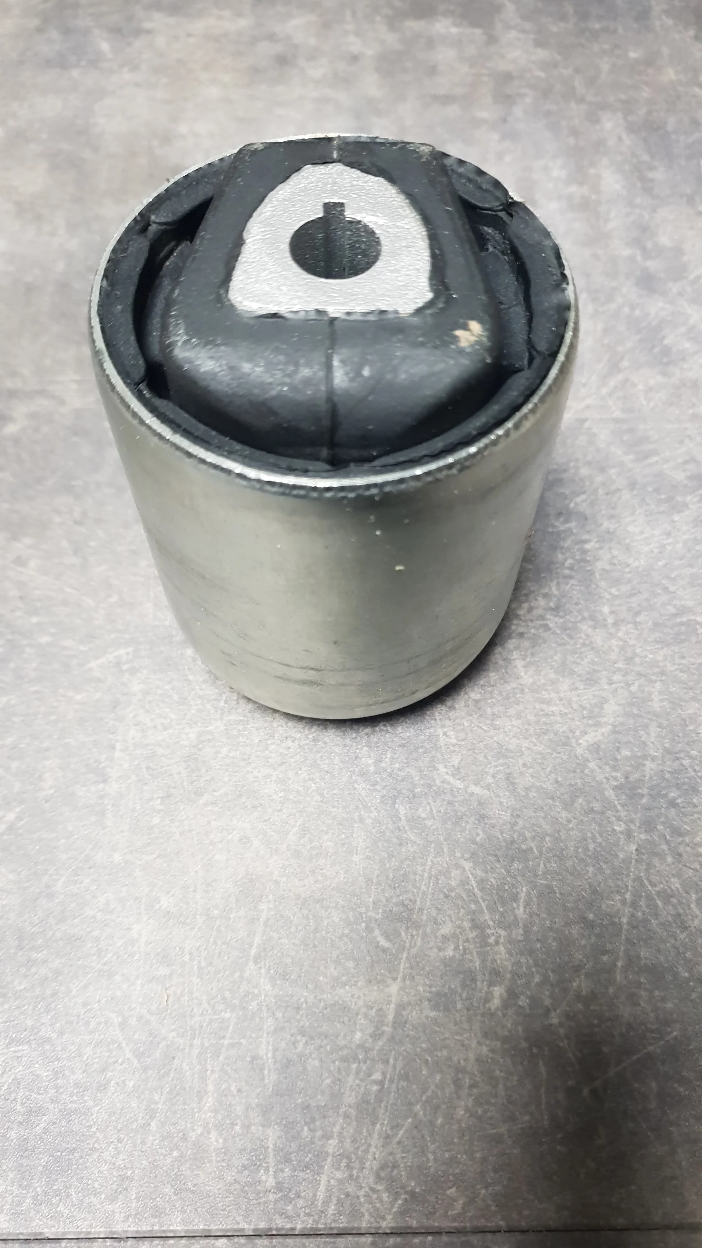 Сайлентблок переднего нижнего рычага E70,E71; F15,F16 [S217A] (кривой)