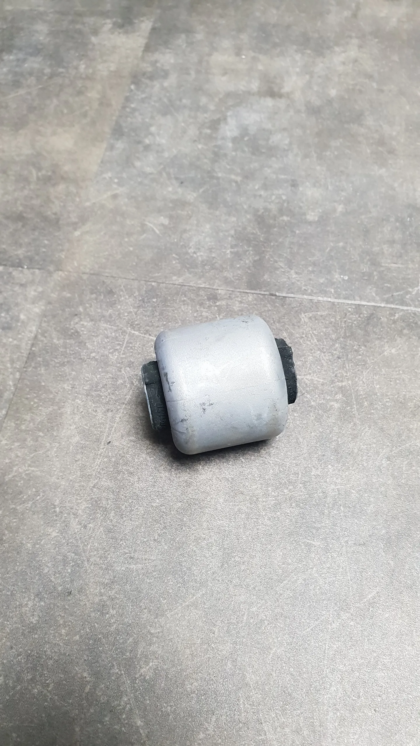 Сайлентблок переднего нижнего рычага F20,F21,F25,F26