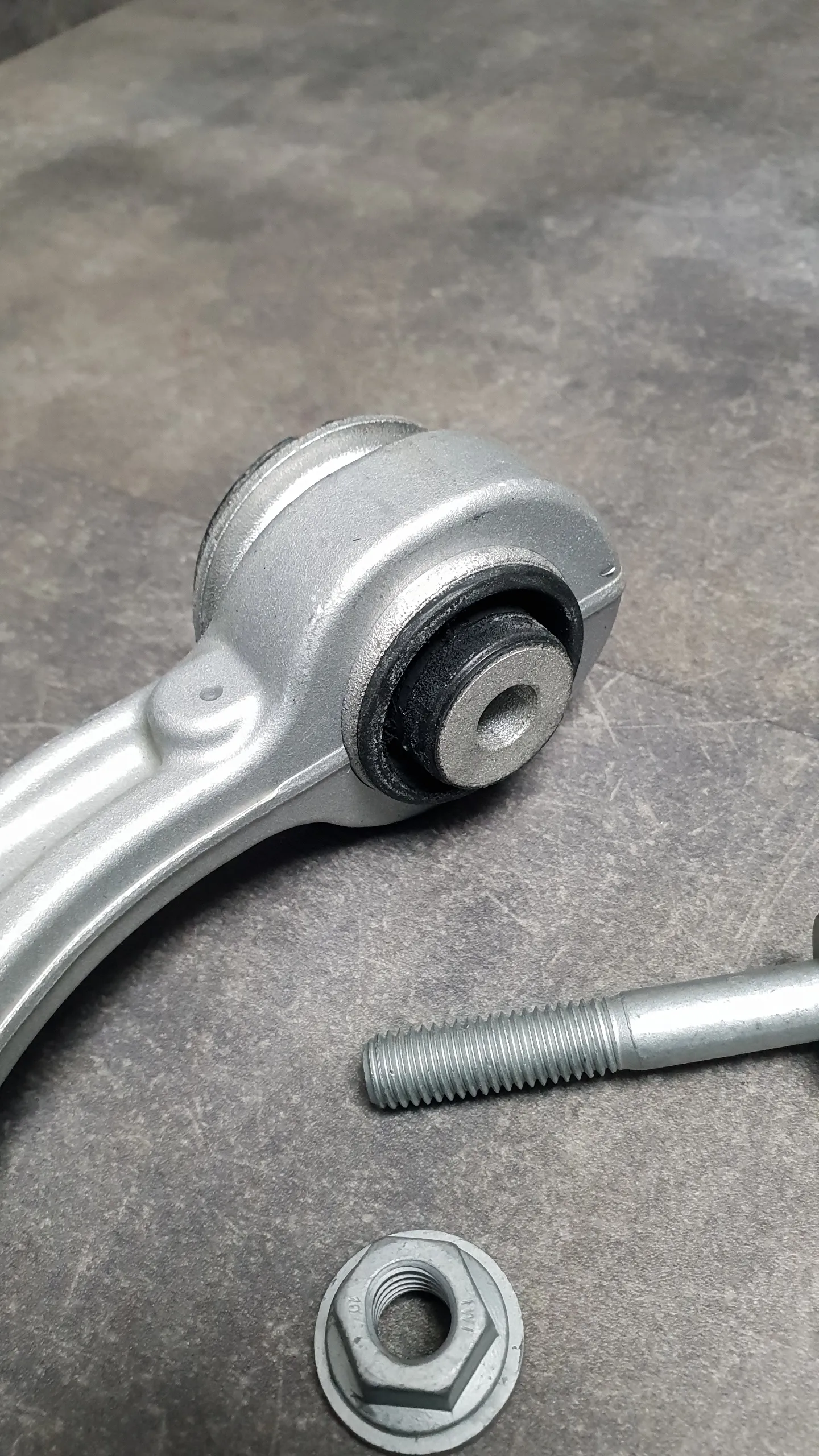 Рычаг подвески передней верхний E70,E71,E72 [U-образный] L