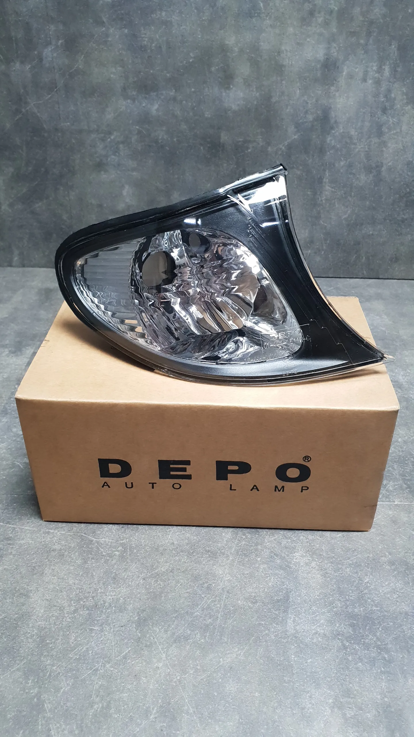 Фонарь указателя поворота E46 [седан, рестайл, черная каемка] R