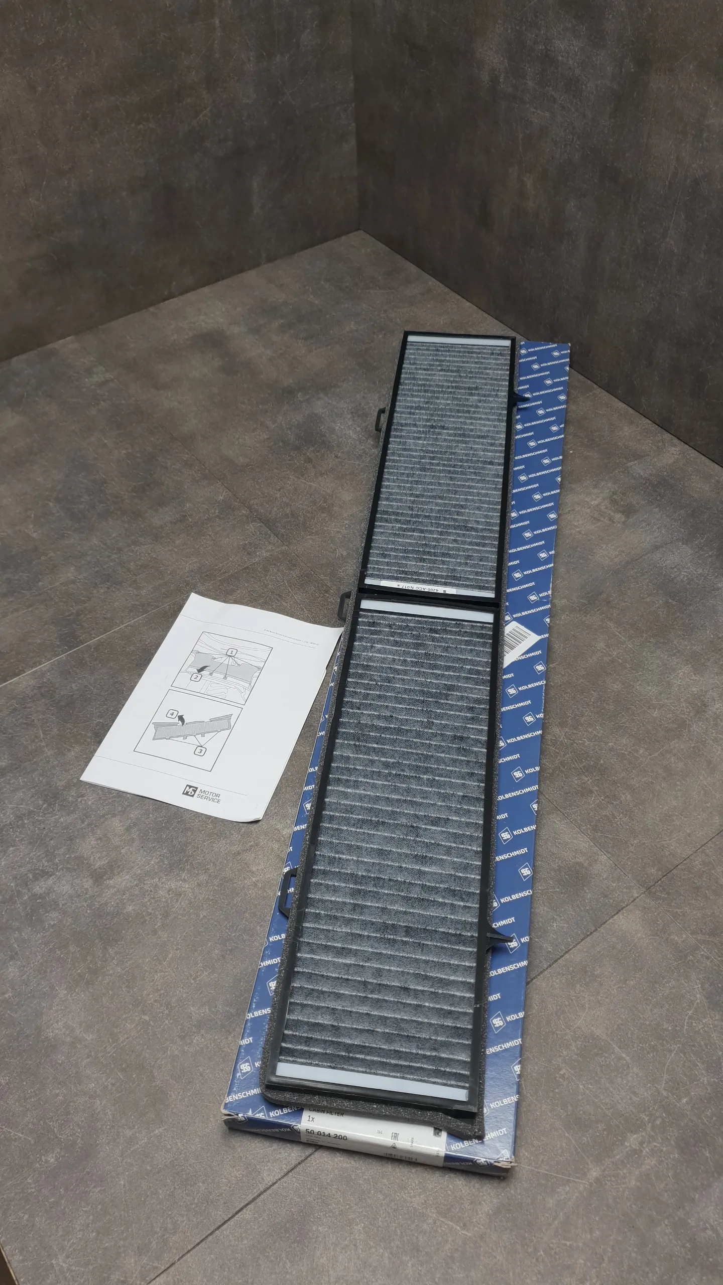 Фильтр салонный E81,E82,E87,E88,Е90,X1 E84 [угольный]