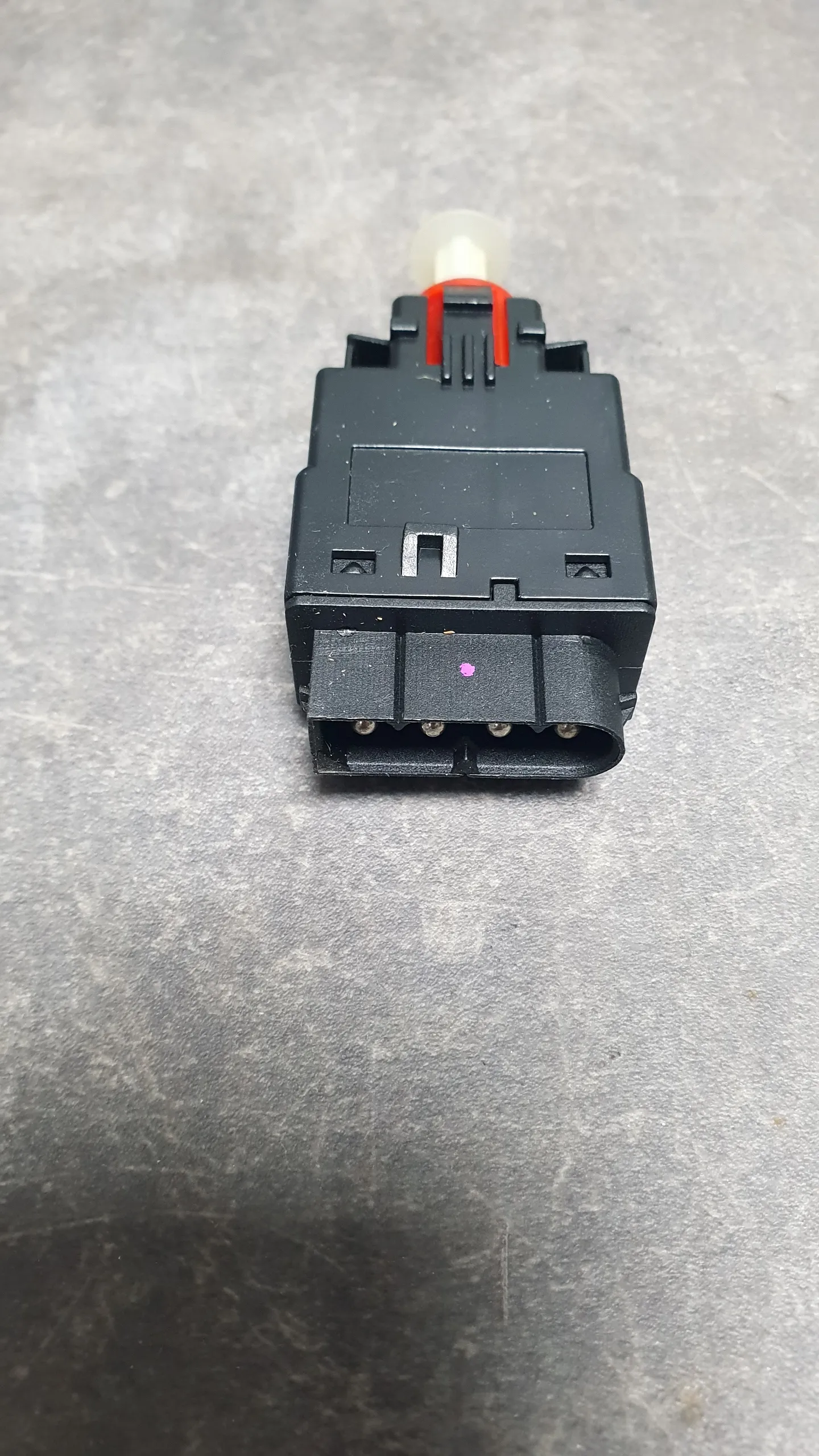 Выключатель фонаря сигнала торможения E30,E36,E34,E32 [4 конт]