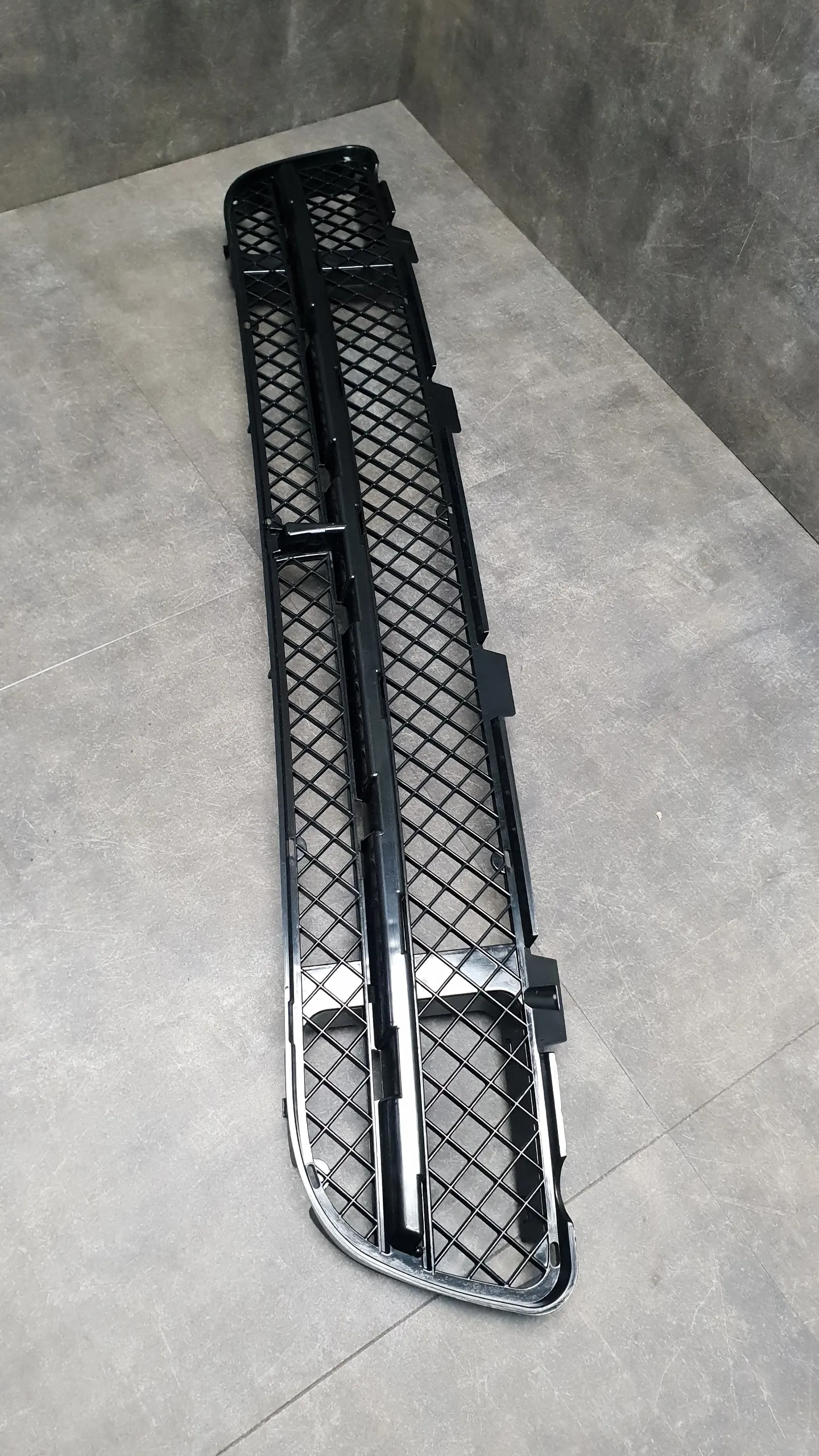 Решетка бампера переднего E39 M-tech [центральная] (под Т-образную накладку)