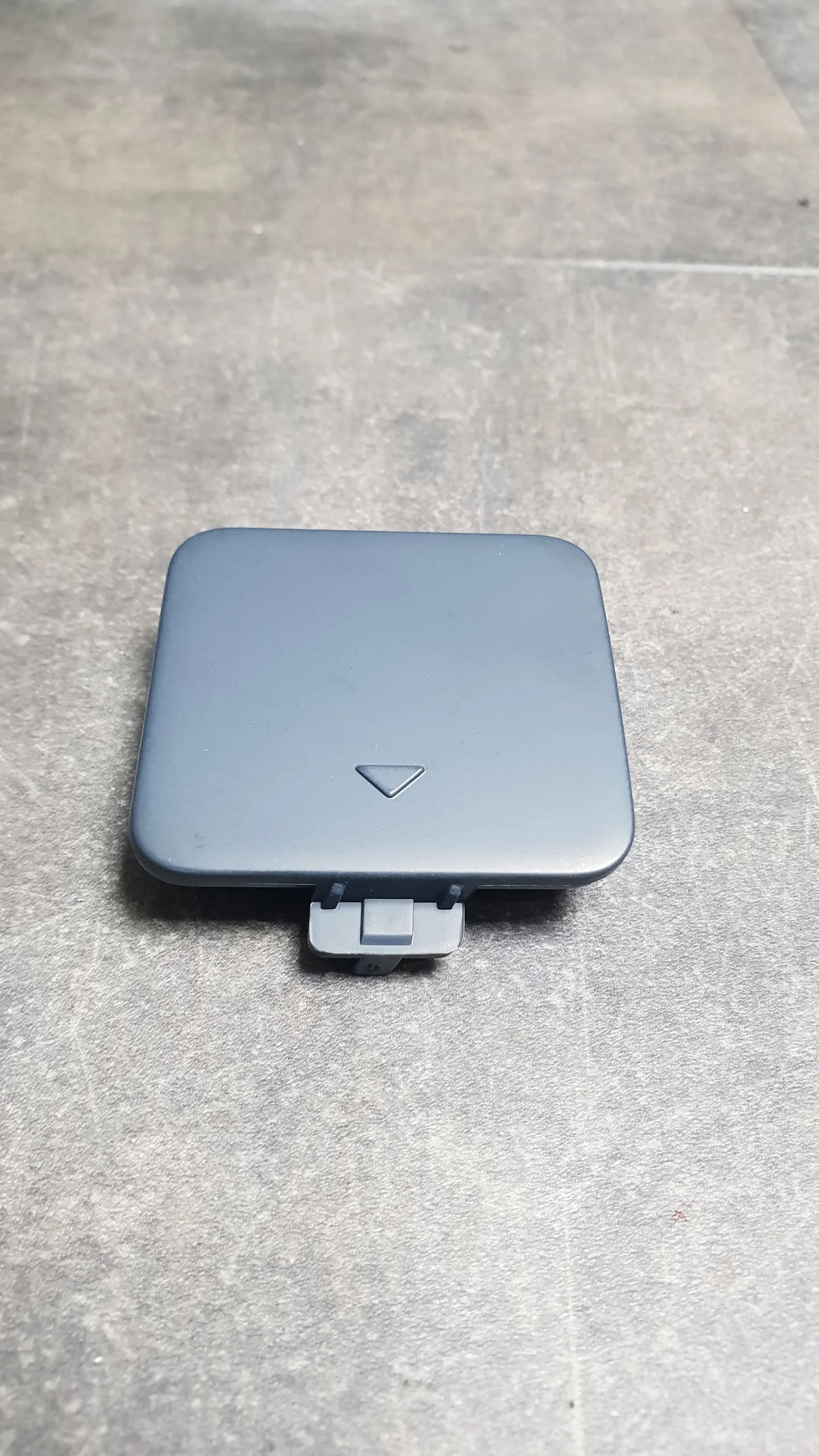 Заглушка отверстия под буксировочный крюк E60 дорест (-03.2007) передний бампер