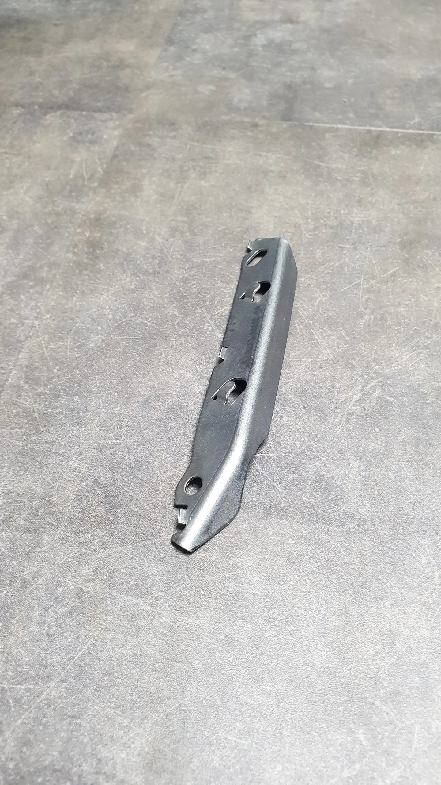 Кронштейн крепления переднего бампера E90 (R) (металл)