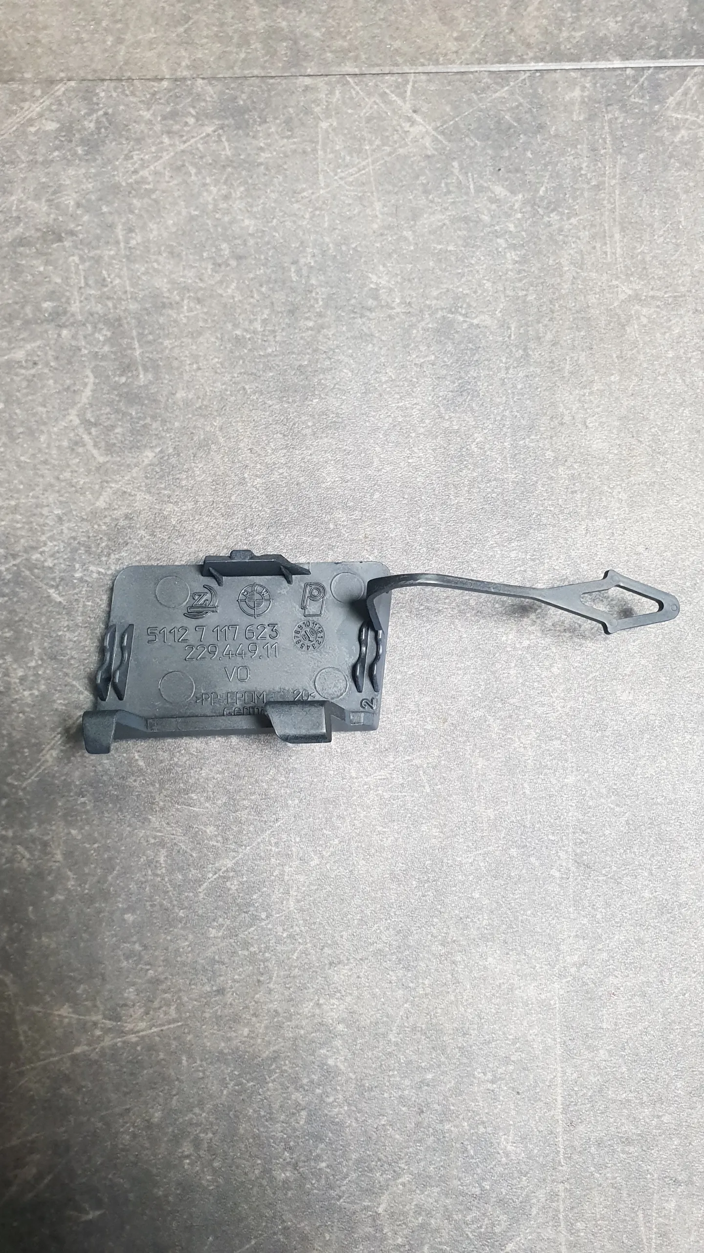 Заглушка отверстия под буксировочный крюк E87 (передний бампер)